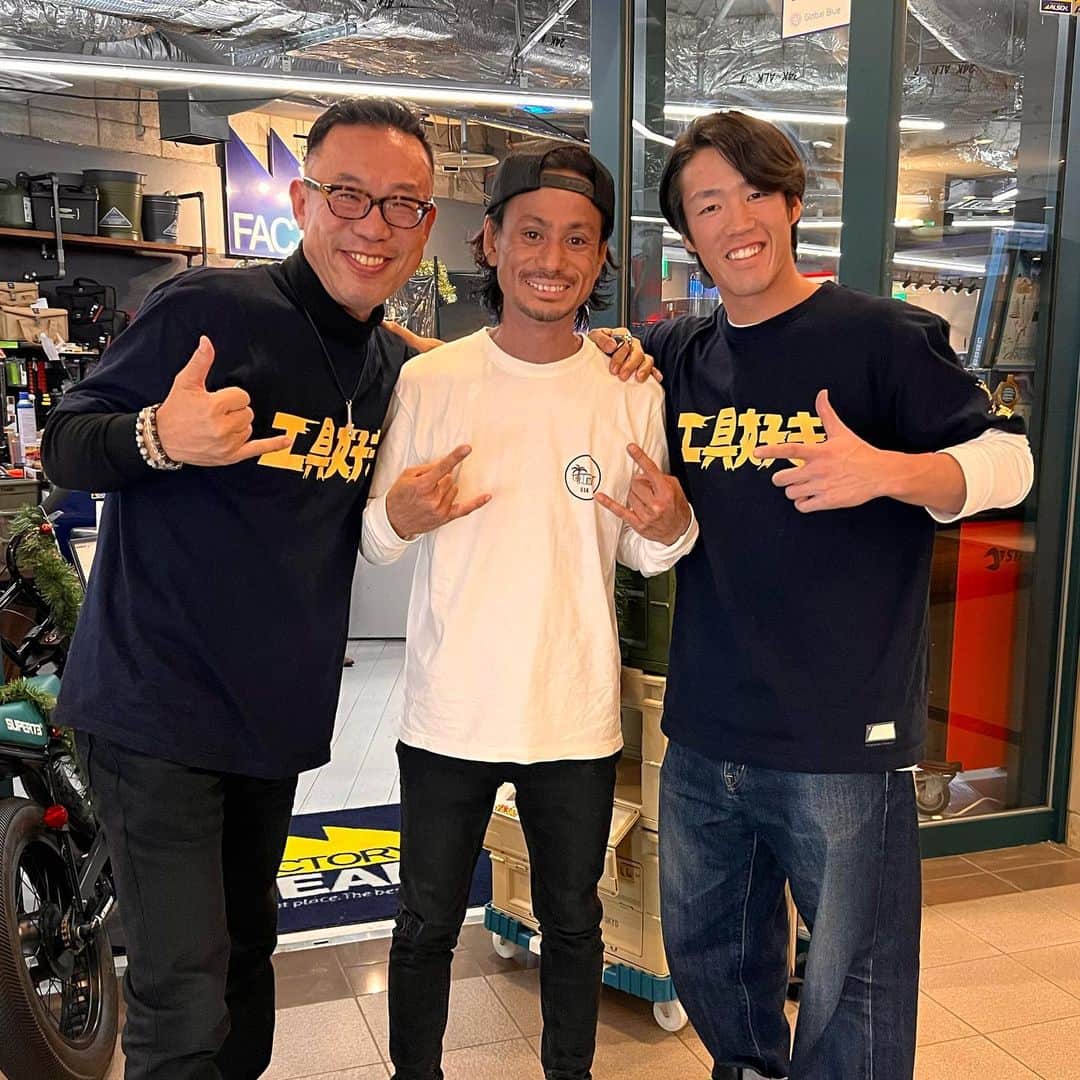 重信慎之介のインスタグラム：「元モンゴル800のギター•ボーカルでお馴染みの儀間崇さんと楽しい時間を過ごさせて頂きました。工具への熱意半端なかったです😂 お繋ぎ頂いた高野倉さん本当にありがとうございます🙇 - #儀間崇 #ギマ倉庫 #factorygear」