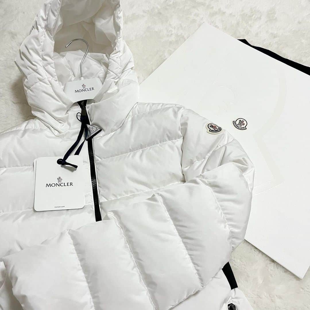 のインスタグラム：「🤎🤍   #moncler  #モンクレール」