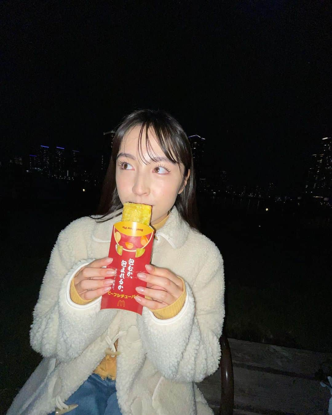 小高サラさんのインスタグラム写真 - (小高サラInstagram)「・ お知らせ  マクドナルド新CMに出演させていただきました！ ビーフシチューパイ本当に美味しくて撮影のときいっぱい食べた😽 今年の冬はぜひビーフシチューパイを〜！ （販売期間：12月7日から1月3日まで）  #マクドナルド#ビーフシチューパイ #大友康平　さん」12月9日 22時07分 - sara_odaka_official