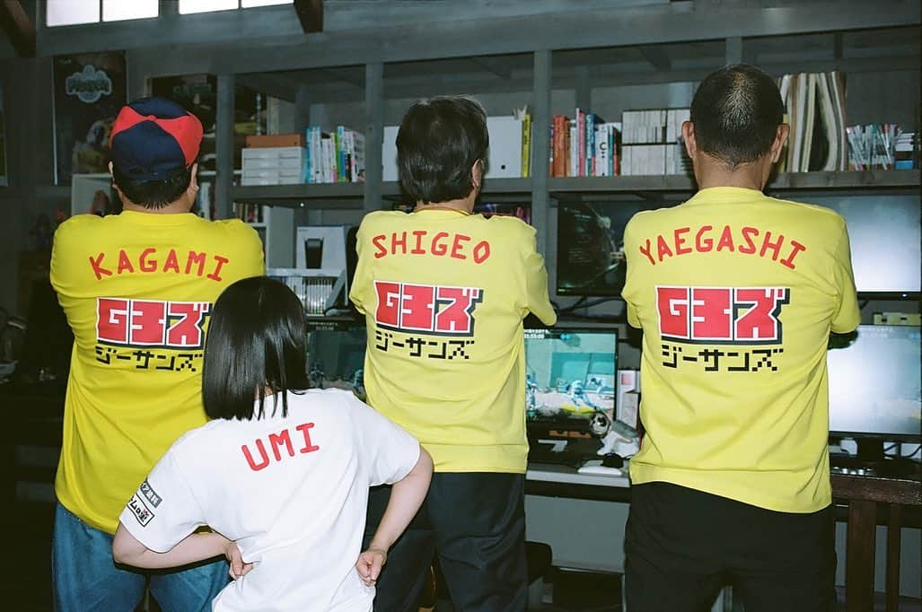 岸井ゆきののインスタグラム：「#アトムの童 あさって12/11最終回です。 G3ズの風間さん、でんでんさん、塚地さん😊 楽しそうな写真が現像できましたが、スタッフTなのかこのようなシーンが劇中に出てくるのか…❓😊 たのしい日の記録です。 ✨🎮皆さんの優しさとあたたかさとユーモア、無限大でした😊いつもありがとうございます  あした12/10は　#王様のブランチ と　#世界ふしぎ発見 に出演します。 前回ふしぎ発見に出演させていただいた時、全問正解でクリスタルヒトシ君をゲットし、嬉しすぎて自室のヨーロッパで買ってきた置物やベルリンのスノードームやらといっしょに、クリスタル。重く美しい。仁クリスタル。飾っております。 さて今回はゲットできるのか…🥺  王様のブランチではお買い物をさせていただきました。 あと美味しい果物も、、🍊 ボーナスチャレンジがなんなのか、そしてどうなるのかも見てください🤫（なんも言えてない）  #風間杜夫　さん #でんでん　さん #塚地武雅  さん #ネッキーTオソロ」