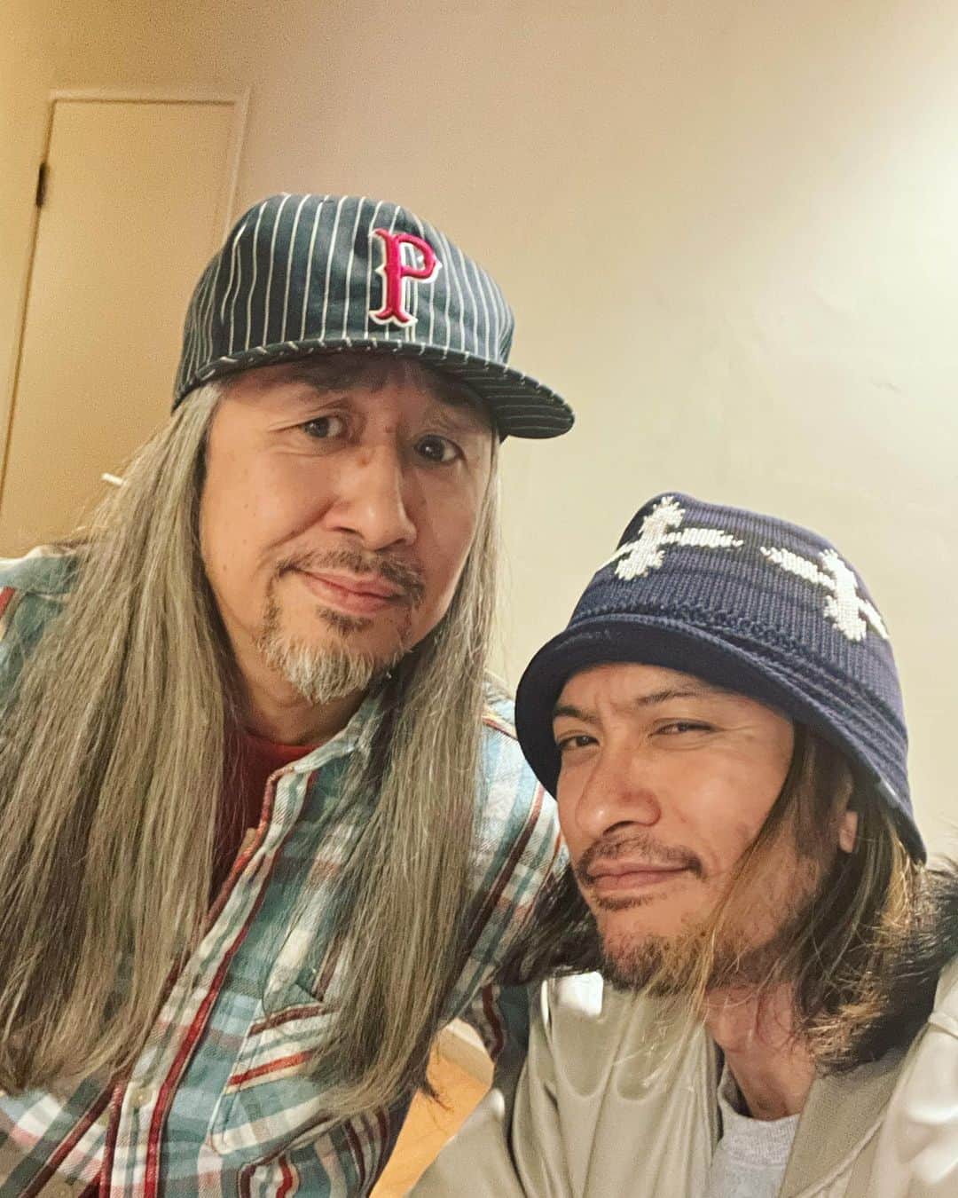 長瀬智也さんのインスタグラム写真 - (長瀬智也Instagram)「俺に音楽を叩き込んだのはこの人。 苦しくて音楽を諦めようとした時も諦めさせてくれなかったのがこの人。 彼此25年ぐらい経つけどこれからもそのまま行っちゃってください。 こんな52歳。 イケてます。 誕生日おめでとうございます。 #ギタリスト #久保田光太郎 #musicman @kotaro_kubota」12月9日 22時18分 - nagasetomoya_