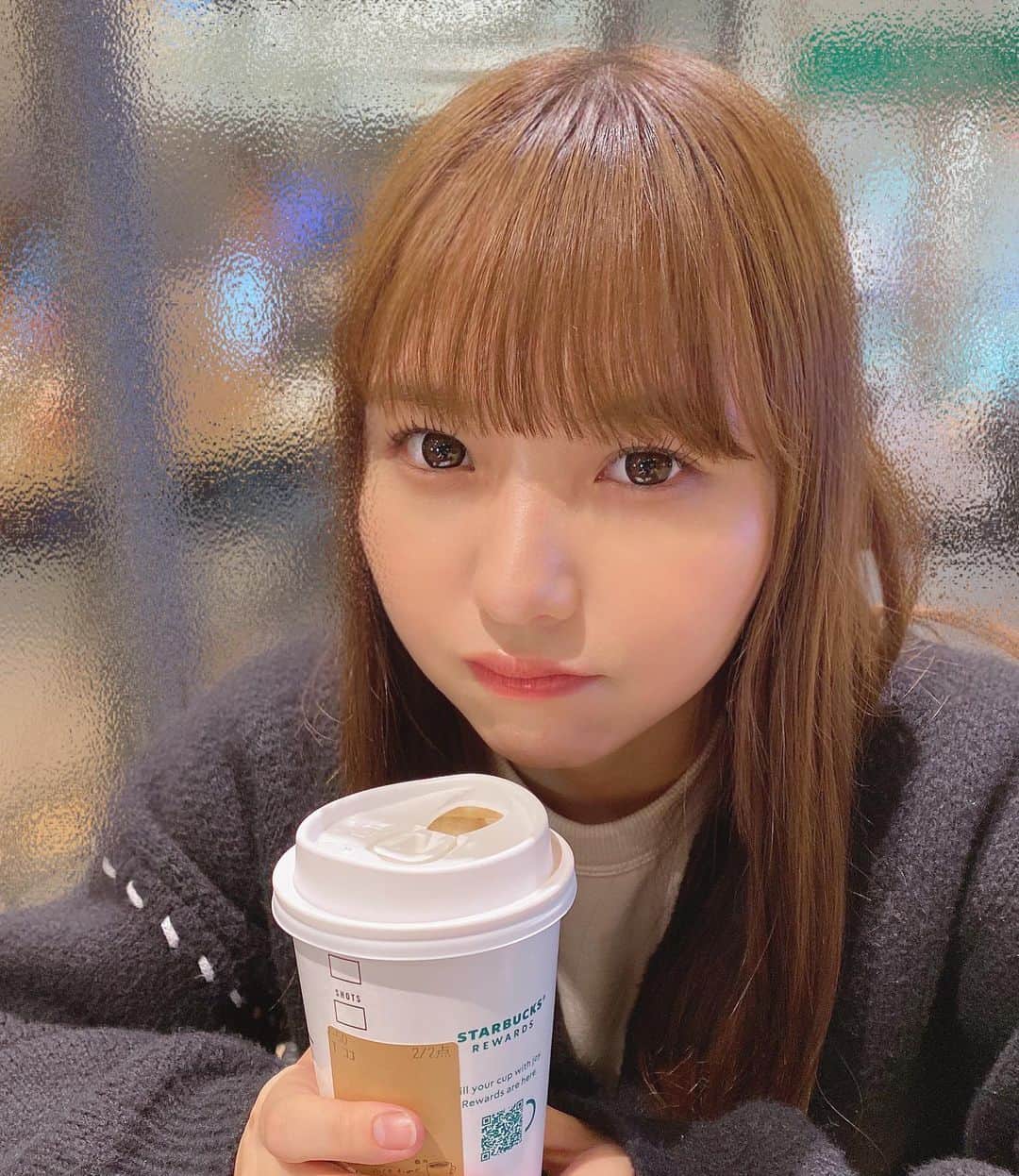 本郷柚巴のインスタグラム：「一緒にあったまろ〜❄️  #冬 #スタバ  #ココア を飲んでます☺️笑」