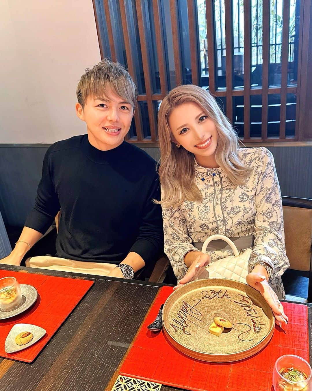 のインスタグラム：「誕生日当日❤️  お昼は大好きな中華を食べて🥠 お祝いしてもらい🎂 Rolex行って⌚️ プラネタリウム見て🌟 夜はだいすきなお寿司🍣 そして又々お祝いして頂き🎂  心もお腹もお腹いっぱいで 家に帰ったら サプライズのバルーン🎈に 薔薇の花束🌹に ケーキ🎂🥺❤️  盛りだくさんすぎて 夢のような一日だった🥺❤️❤️  何年経っても 素敵なサプライズを贈ってくれて ありがとうだよ🥺👦🏻❤️‍🔥  愛がいっぱいで幸せです🥺🌹」