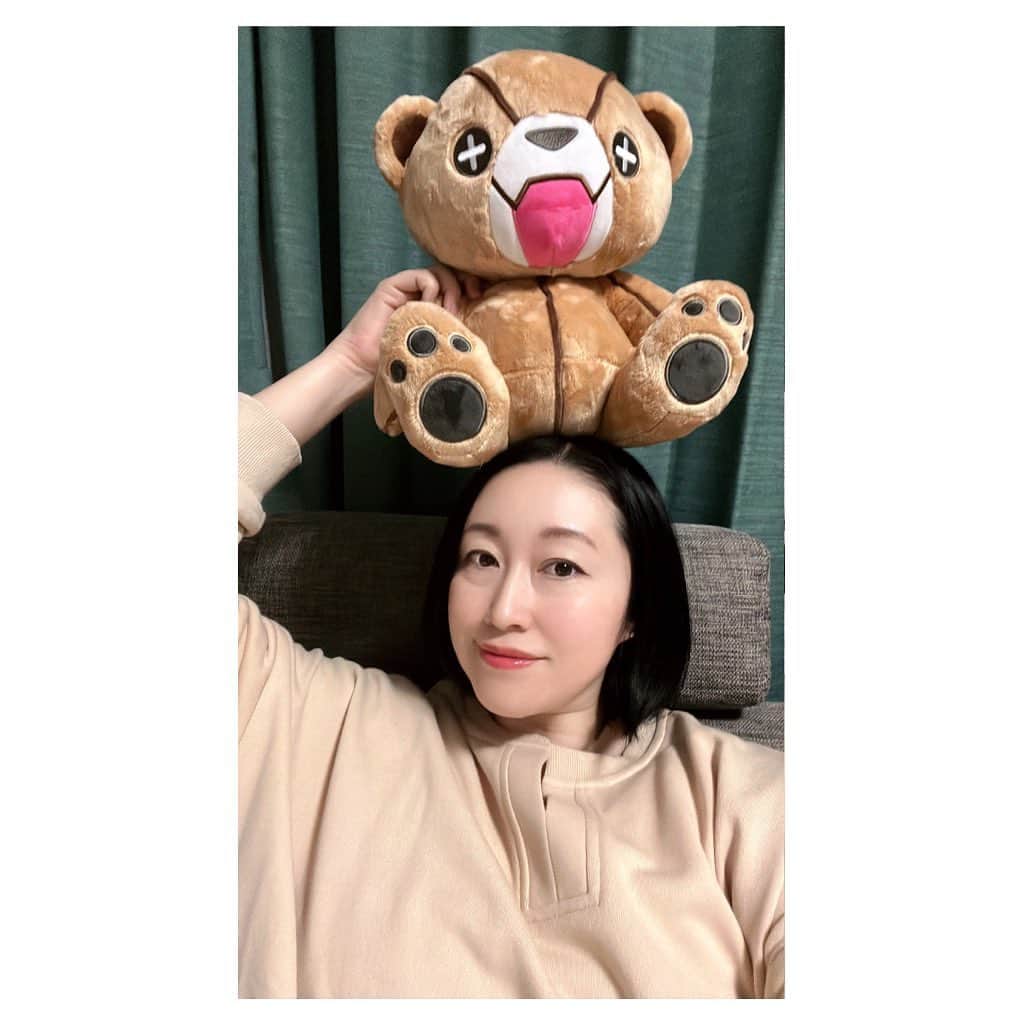 國分優香里のインスタグラム：「★ 気付いたらもう12月…！！😂 お陰様で心も身体も元気に過ごしております♨️  REALITYの配信もなんと…！！ もうすぐ②周年👏🎉  会いに来て下さる皆様、いつも本当に有難うございます😌🙏  イベントで頂いたくまのぬいぐるみのオルソは、私にとってトロフィーです🧸✨🏆  写真の為にビニールから出したけれど、汚したくなくて普段は出せません😂（笑）  引き続き、REALITYの配信も時間を見つけてやっていきますのでよろしくお願いします🫶💓  まだ、あのお決まりの挨拶はしないよ…！ まだ、更新するつもりだからね😂💨  皆様、寒さに負けず、この冬も暖かくしてお過ごし下さいね😁❄️  #reality #配信 #ライブ配信」