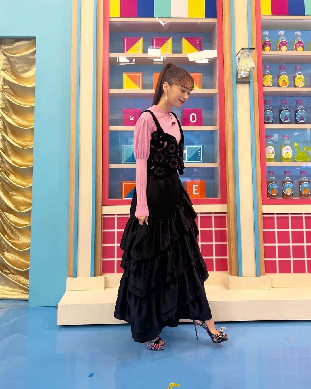 近藤千尋のインスタグラム：「今日の衣装もタイプだったなぁ。。💓 ブラックピンク☺️笑  そして、お誕生日が近いということで 私とひーぼぉくんのお祝いをしてくださいました🥹🎂 本当にあたたかくて優しい皆様 いつも感謝しかございません🥺嬉  しまむらの皆様も🎁 ありがとうございます😭❤️ もう何年目だろう。。 毎年お世話になっている皆さまです☺️🙏🤍  明日は太田博久の生誕祭なので☺️笑 ちょっと家族でお出かけします🚘 @hirohisaota   みなさんも、 素敵な休日をお過ごしください🙏🌝  #近藤千尋衣装   tops @leurlogetteofficial camisole @malamute_iii_knit skirt @yae_tokyo_ pierce @stellarhollywood shoes @louboutinworld」