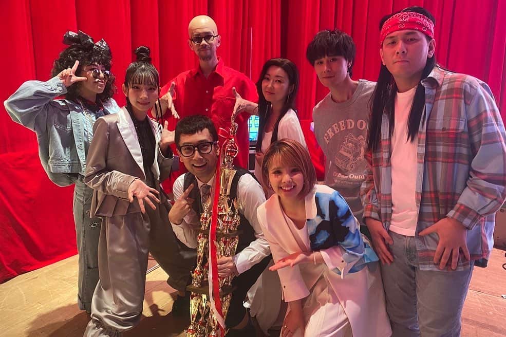 よよよちゃんさんのインスタグラム写真 - (よよよちゃんInstagram)「ものまね王座ありがとうございました！！ 準優勝でした😭🙏🏻✨  予選は今年最も心震えた『逆光』を、 決勝はこれまでたくさん勇気をくれた『群青』を歌いました。大好きな2曲が歌えて本当に良かったです🥰  予選からメンバーも最高で、 すごく心に残る大会になりました！ 審査員の皆さんから頂いた言葉は宝物です。 審査委員長の堺正章さんが 「よよよちゃんも頑張ったもんねえ」と言ってくださった瞬間に、緊張の糸が切れてしまい、涙が…😵‍💫笑 我慢したつもりがちょっとうるうるしてしまったけれど、 あれは悔し涙ではなく嬉し涙です！笑 前から好きでしたが堺正章さん大好きになった瞬間でした😂  そしてビュー様、優勝おめでとうございます！！👏🏻㊗️ どんな場面でも安定したパフォーマンス。 尊敬するビューティーこくぶさんと王座を争えただけでも 私からしたらめちゃくちゃでかい財産です。  私をこの世界に連れて来てくれた松浦航大さん。 はじめてのテレビ出演は航大さんとのコラボです。 直接対決するとその背中の大きさがよく分かり、私はとんでもない人に導いてもらってきたのだと、あの場でとても実感しました。  上京するきっかけをくださったMr.シャチホコさん 同郷かつ令和歌まねで仲良くなったTarkieeさん たくさんのことを教えてくれたnanamiさん 一緒に決勝に進めて嬉しかったです☺️  収録後は荒牧さんにたくさん褒めていただき SHINOBUさんにたくさん話を聴いて頂き 1日を振り返ってものまねってあったかいなと、 ものまねが更に好きになりました！  みなさん素晴らしいパフォーマンスで、 この場にいれて幸せだなと、 単純にめちゃくちゃ楽しい現場でした！！ 本当にこわいぐらい運がよかった！  そして観てくださったみなさん たくさんのコメントやリアクション ありがとうございます！！ 「優勝かもと思いました」「私の中では1位だった！」 そのコメントだけでとっても嬉しいです。 2022年は優勝できなかったけれど、 いつかみんなで喜べる日を夢見て😊 これからも私なりに歌マネ頑張ります！ いつか、ね！！✊🏻❤️‍🔥  #ものまね王座 #2022」12月9日 23時12分 - yoyoyochan_insta