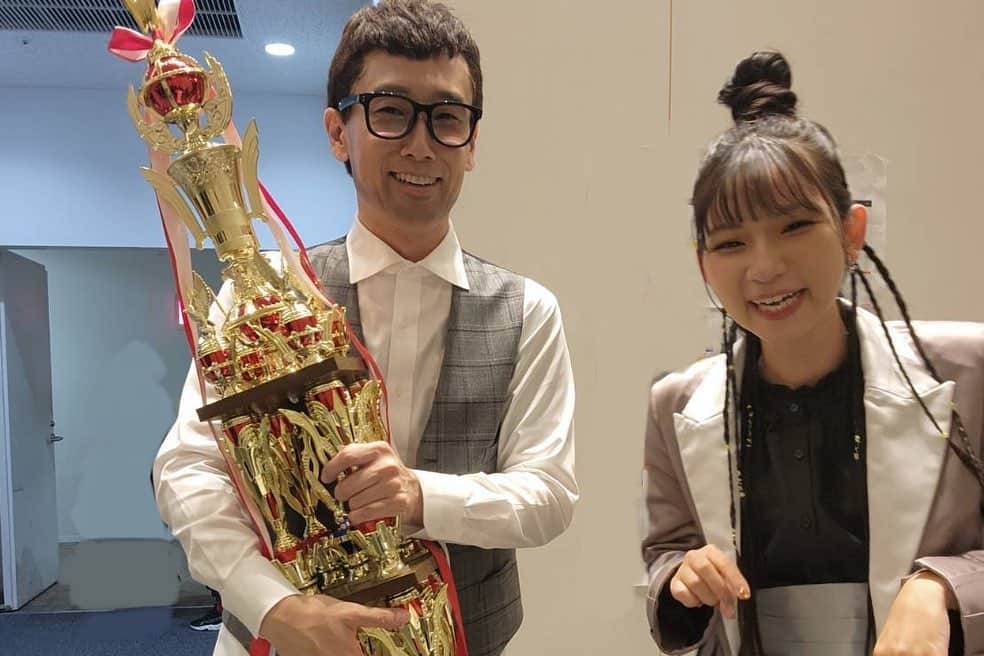 よよよちゃんさんのインスタグラム写真 - (よよよちゃんInstagram)「ものまね王座ありがとうございました！！ 準優勝でした😭🙏🏻✨  予選は今年最も心震えた『逆光』を、 決勝はこれまでたくさん勇気をくれた『群青』を歌いました。大好きな2曲が歌えて本当に良かったです🥰  予選からメンバーも最高で、 すごく心に残る大会になりました！ 審査員の皆さんから頂いた言葉は宝物です。 審査委員長の堺正章さんが 「よよよちゃんも頑張ったもんねえ」と言ってくださった瞬間に、緊張の糸が切れてしまい、涙が…😵‍💫笑 我慢したつもりがちょっとうるうるしてしまったけれど、 あれは悔し涙ではなく嬉し涙です！笑 前から好きでしたが堺正章さん大好きになった瞬間でした😂  そしてビュー様、優勝おめでとうございます！！👏🏻㊗️ どんな場面でも安定したパフォーマンス。 尊敬するビューティーこくぶさんと王座を争えただけでも 私からしたらめちゃくちゃでかい財産です。  私をこの世界に連れて来てくれた松浦航大さん。 はじめてのテレビ出演は航大さんとのコラボです。 直接対決するとその背中の大きさがよく分かり、私はとんでもない人に導いてもらってきたのだと、あの場でとても実感しました。  上京するきっかけをくださったMr.シャチホコさん 同郷かつ令和歌まねで仲良くなったTarkieeさん たくさんのことを教えてくれたnanamiさん 一緒に決勝に進めて嬉しかったです☺️  収録後は荒牧さんにたくさん褒めていただき SHINOBUさんにたくさん話を聴いて頂き 1日を振り返ってものまねってあったかいなと、 ものまねが更に好きになりました！  みなさん素晴らしいパフォーマンスで、 この場にいれて幸せだなと、 単純にめちゃくちゃ楽しい現場でした！！ 本当にこわいぐらい運がよかった！  そして観てくださったみなさん たくさんのコメントやリアクション ありがとうございます！！ 「優勝かもと思いました」「私の中では1位だった！」 そのコメントだけでとっても嬉しいです。 2022年は優勝できなかったけれど、 いつかみんなで喜べる日を夢見て😊 これからも私なりに歌マネ頑張ります！ いつか、ね！！✊🏻❤️‍🔥  #ものまね王座 #2022」12月9日 23時12分 - yoyoyochan_insta