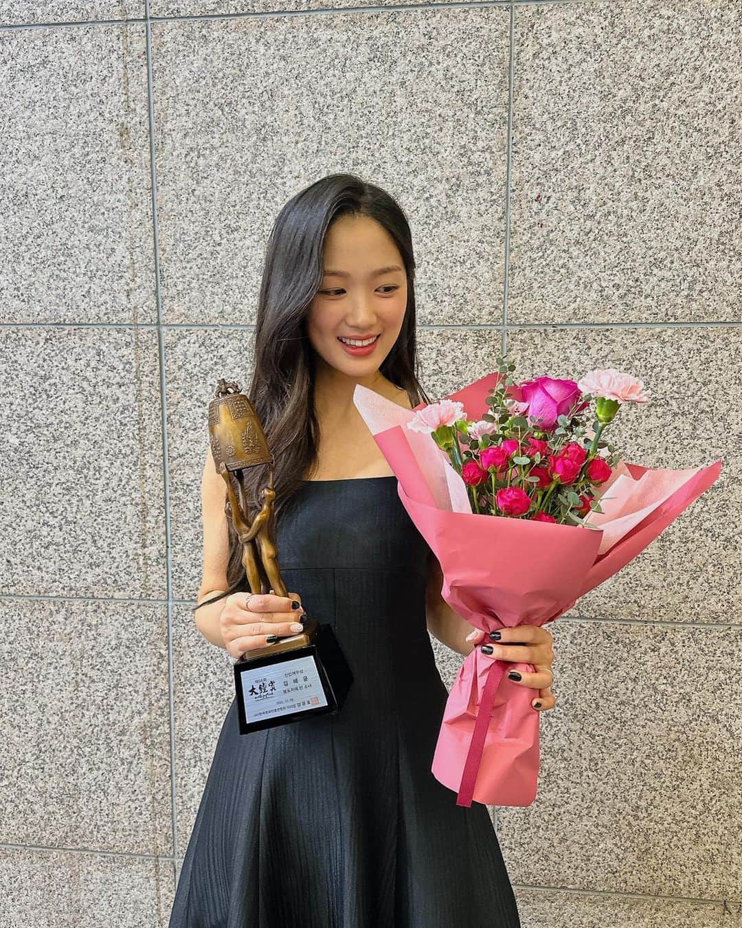 キム・ヘユンのインスタグラム：「졸업했던 학교에서, 대종상에서, 태어나 한번만 받을 수 있다는 신인상을 받을 수 있어서 너무 행복했고 감회가 새로웠습니다🖤 혜영이라는 인물을 만나 좋은 경험들을 많이하고 있어서 고맙다는 말을 하고싶고 무엇보다 혜피엔딩 애정해요❤️」
