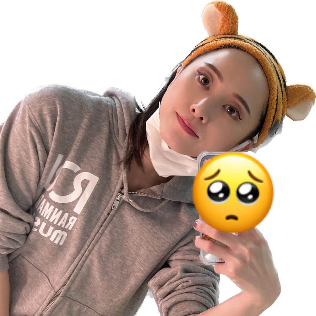 松井玲奈のインスタグラム：「今、『歌妖曲～中川大志之丞変化～』の旅公演で福岡に来てます。 キャナルシティ劇場にて12日まで上演しています！ 本日も12:30から歌って踊って、芝居してきます。 チケットも当日券もあるので、お芝居観たい気分だったという方！ぜひ！ 福岡はあったかい気がしてるけど気のせいかな？  楽屋ではティガースタイルで過ごしてます。 2枚目はわたしの可愛いスマホケース💕 香月さんがくれましたー！ #歌妖曲」