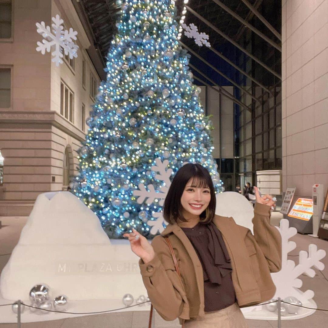 のインスタグラム：「この前の丸の内撮影会の時に見つけた可愛いクリスマスツリー🎄🤍💙 . . . . . . . . #クリスマスツリー #クリスマス  #イルミネーション #丸の内 #丸の内イルミネーション #東京駅 #東京 #有楽町 #日比谷 #イルミネーション2022 #雪 #冬 #撮影会 #撮影 #撮影モデル #撮影依頼受付中 #被写体 #ファインダー越しの私の世界 #綺麗めコーデ #ブラウンコーデ #お姉さん #丸の内ランチ #日本 #merrychristmas #christmas #xmas #santa #christmastree #christmastime #japan」