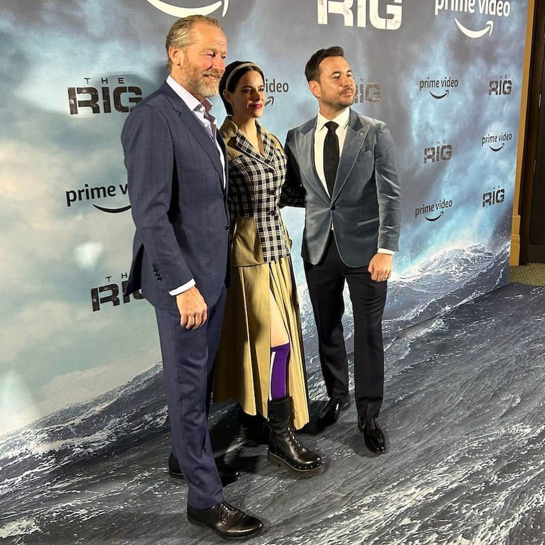 イアン・グレンさんのインスタグラム写真 - (イアン・グレンInstagram)「Brilliant night at the London premiere of #TheRig. Looking EPIC on the big screen. Became great pals during the shoot, so good to hook up again. Shout out also to @kennyhostylist for making Martin and I look not too shabby!  On @primevideouk 6th January 2023.」12月10日 1時47分 - iainglen60