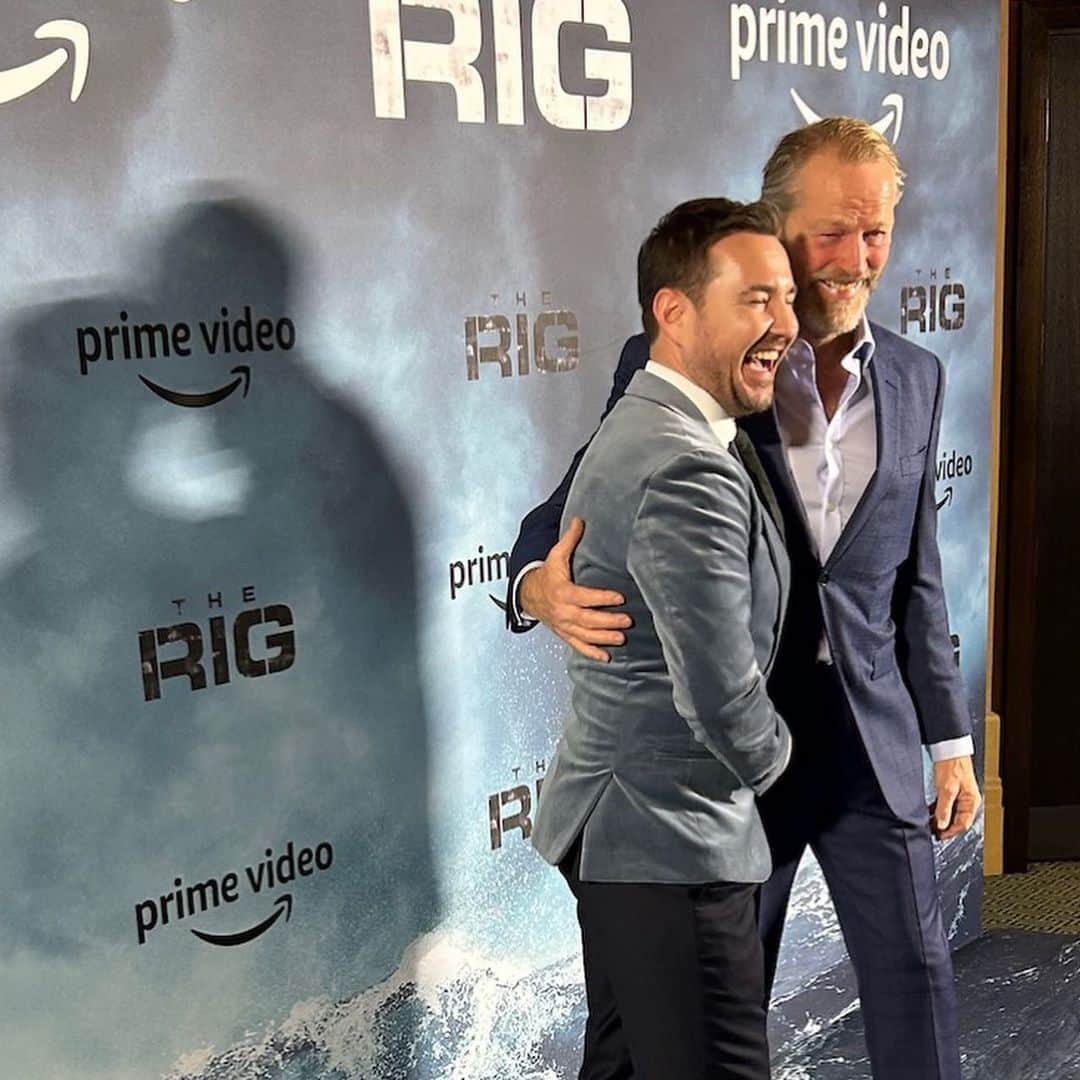 イアン・グレンさんのインスタグラム写真 - (イアン・グレンInstagram)「Brilliant night at the London premiere of #TheRig. Looking EPIC on the big screen. Became great pals during the shoot, so good to hook up again. Shout out also to @kennyhostylist for making Martin and I look not too shabby!  On @primevideouk 6th January 2023.」12月10日 1時47分 - iainglen60