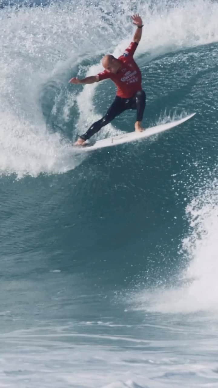 ケリー・スレーターのインスタグラム：「When your teacher can do this and is a legend of the sport, you’re in good hands. 🌊  Click on the link in our bio to see how @kellyslater shared his knowledge with young people at the Laureus-supported @waveprojectscotland .  #SportForGood | #SurfTherapy l #SpiritOfSport」