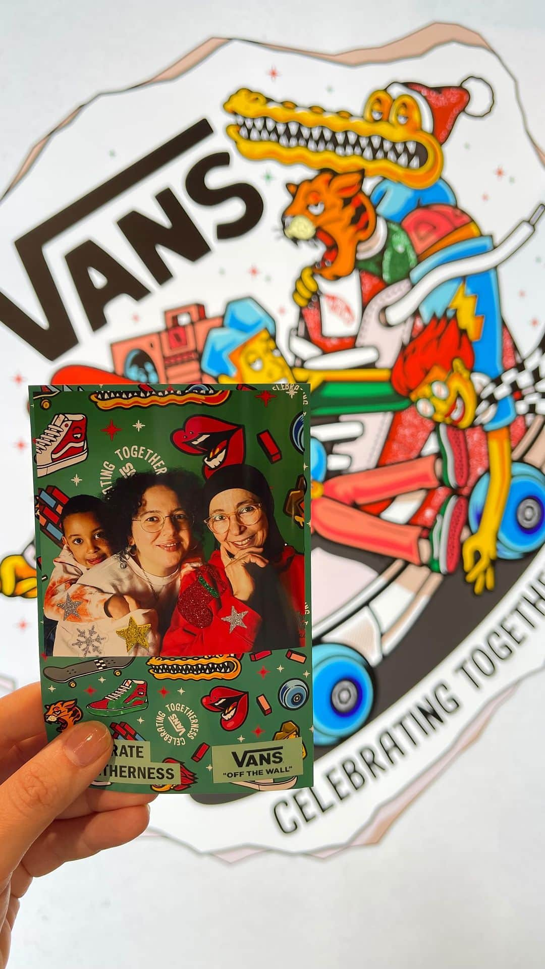 ナジャテ・ルカイルのインスタグラム：「Celebrate togetherness with your loved ones and @vans_europe you can even participate in their online advent calendar to win holiday gifts for your favorite people 🫂 #vansclassicsinceforever」