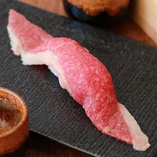 弁慶 鳳駅前店のインスタグラム：「🍣「黒毛和牛」 1貫　¥260-  ＝＝＝＝＝＝＝＝＝＝＝＝＝＝＝＝＝＝＝＝＝＝＝＝＝ 住所：堺市西区鳳東町1-4-1 K’Sビル2F 営業時間：17:00〜23:00(L.O.22:00) 定休日：年末年始(12/31、1/1) TEL：072-349-8082 ＝＝＝＝＝＝＝＝＝＝＝＝＝＝＝＝＝＝＝＝＝＝＝＝＝  #大阪 #大阪グルメ #大阪旅行 #大阪居酒屋 #堺市 #鳳 #居酒屋 #肉寿司 #寿司 #寿司屋 #肉 #肉料理 #肉スタグラム #肉活 #肉女子 #肉テロ #肉好きな人と繋がりたい #プレミアムモルツ #インスタ映え #食べるの好きな人と繋がりたい #寿司好きな人と繋がりたい #飯テロ #飯テログラム #黒毛和牛 #馬刺し #馬 #ラーメン #もつ鍋」