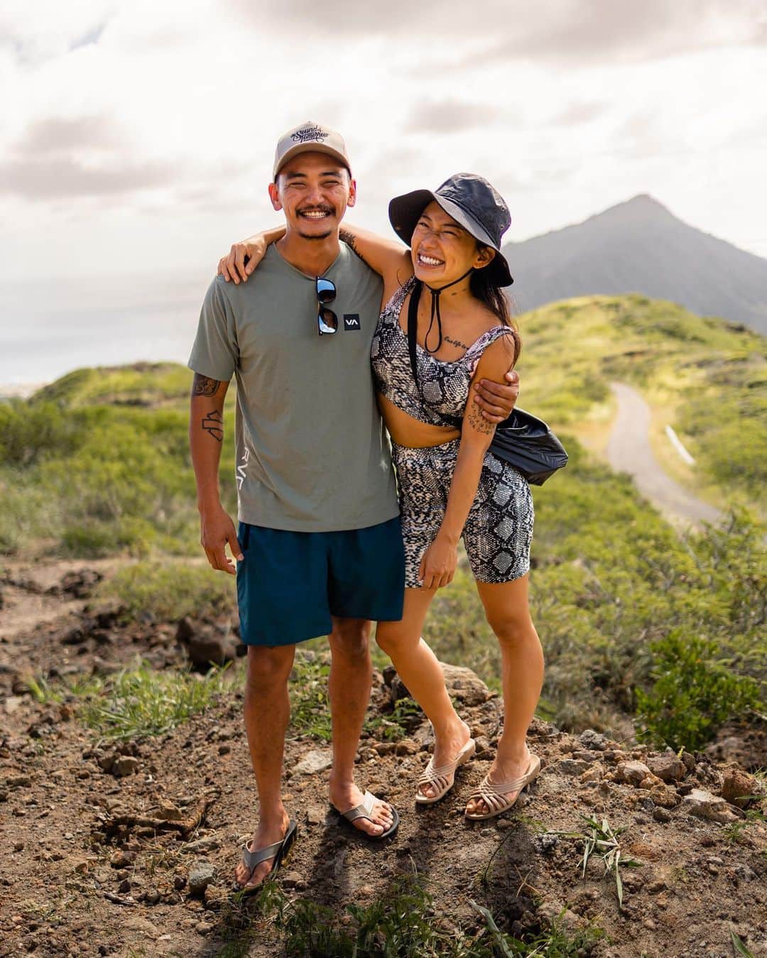 立花亜野芽のインスタグラム：「We like @okabashishoes 🤙🤍 These sandals are so comfortable that you can hike everywhere , and you can run🏃‍♀️⛰  登山も楽勝なサンダル✌️🤍ハワイ来てから、オカバシしかはいてない🐾  #okabashi #okabashishoes  #オカバシサンダル」