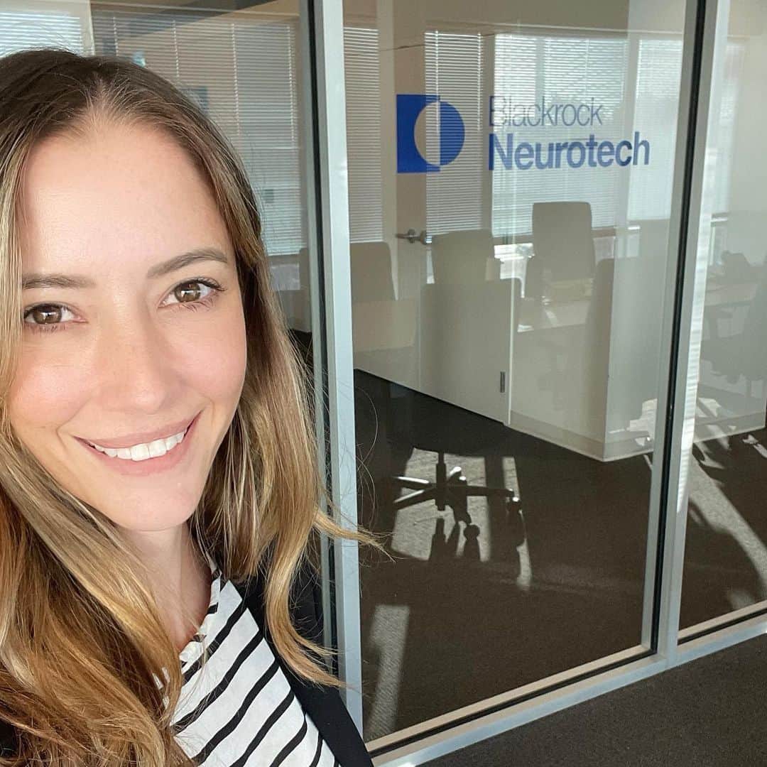 タリン・サザンのインスタグラム：「I haven’t posted much here lately, in large part because I haven’t felt compelled to. But one thing that has captivated my passion and attention for the better part of two years now is my work with @blackrockneuro.  Watching someone with paralysis learn to type or draw with their mind…or “feel” an object through a robotic hand...it’s jaw-dropping.   While most people have heard of Neuralink (Elon Musk’s co) and are somewhat aware of the possibilities of brain-computer interfaces, fewer people realize that these devices already exist and are restoring touch, communication and mobility in humans with paralysis and other neurological disorders.  Our 34+ human research participants, aka “BCI Pioneers,” live on the edge of science and possibility. With Blackrock’s implantable tech, these individuals are able to type, browse the internet, play video games, even create art— simply by thinking.   I first met the founders in 2017, as I was putting together the first pieces of my documentary on BCIs. We forged a friendship, and when they hit a high growth phase in 2021, they convinced me to come on board the company.   Fast forward 18 months….I remain awe-inspired by what we’re doing and what’s on deck for the next few years. I’m so proud of this dream team, and the scientists and engineers who show up everyday with the drive to get our devices out of the lab and into the hands of those who need it most in 2023.  If you’re interested in following neuroscience and the incredible real-world possibilities of BCI, I encourage you to follow us @blackrockneuro. I’ll also be hosting a panel with our BCI Pioneers at #SXSW this March, for anyone who will be in attendance. We have SO many exciting things to show and tell. Soon.」