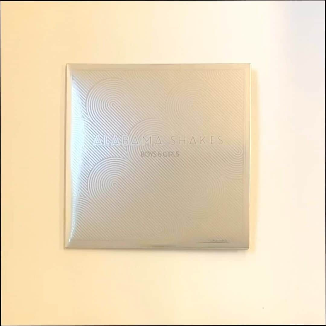 アラバマ・シェイクスのインスタグラム：「Wow!  Can’t believe it’s been 10 years!  @atorecords releases The Deluxe Edition of Boys & Girls today!  CD & Vinyl available in the US and available outside the US on January 13, 2023.  Much love to all who have supported this album! ❤️ Link I’m profile.」