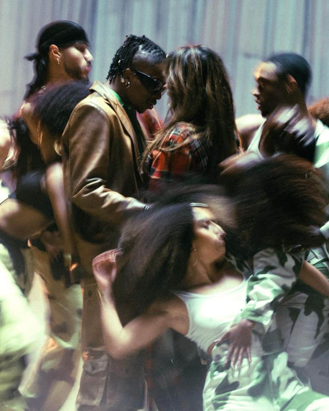 カミラ・カベロのインスタグラム：「took a flight to @oxladeofficial ✈️✈️✈️ I’m so proud of this one . 💚 KU LO SA (remix) video coming soon」