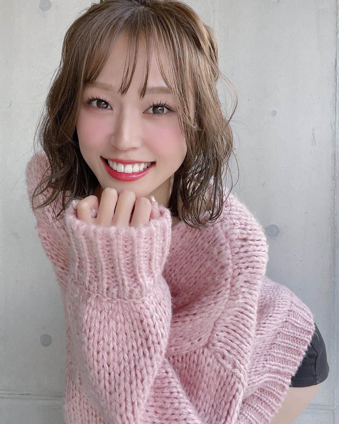 橘香恋のインスタグラム：「おはようございます🥰 ⁡ 前回の投稿に いいねとコメントありがとうございます✨ ⁡ ⁡もつ鍋食べた〜い😻（絶対醤油味） ⁡ ⁡〆にチーズリゾット食べた〜い😻 ⁡ ⁡ ⁡ #橘香恋 #ニット #ニーハイ #もつ苦手 #飲み込むタイミング教えて #せ〜の」