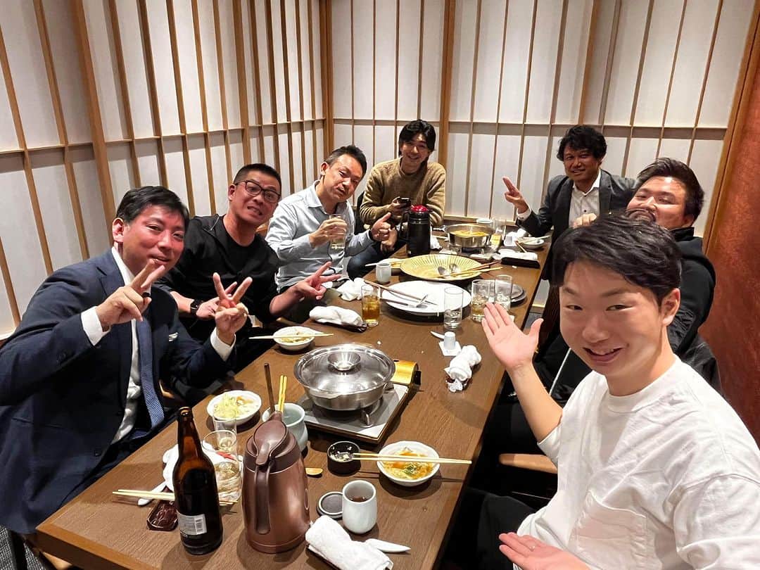 宮崎謙介のインスタグラム：「懐かしい人たちと忘年会。私はノンアルコール。今年の忘年会はノンアルコール。  しかし、月日が流れましたね。 知り合った時は20代。今は40代。  みんな忘年会が似合う顔になりました。 某IT企業勤務時代の仲間で激しい経験を共にした思い出話が心に沁みました。」