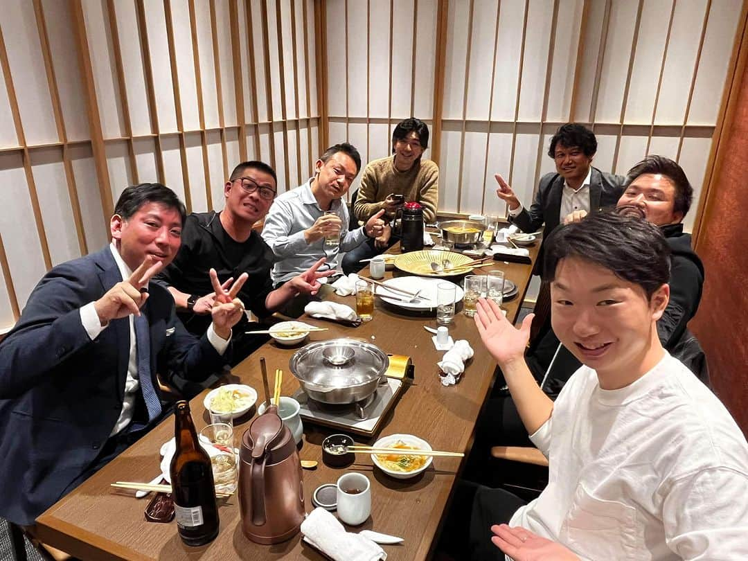 宮崎謙介さんのインスタグラム写真 - (宮崎謙介Instagram)「懐かしい人たちと忘年会。私はノンアルコール。今年の忘年会はノンアルコール。  しかし、月日が流れましたね。 知り合った時は20代。今は40代。  みんな忘年会が似合う顔になりました。 某IT企業勤務時代の仲間で激しい経験を共にした思い出話が心に沁みました。」12月10日 7時14分 - miyazakikensuke1031