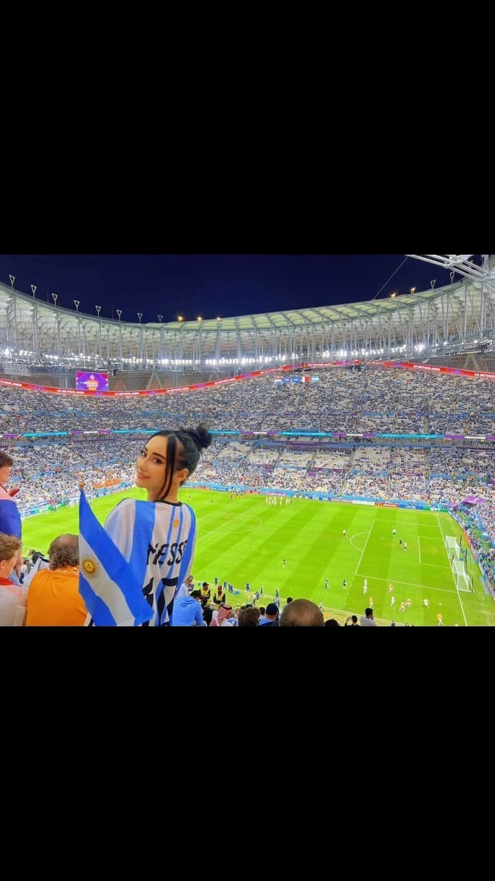 荒木さやかのインスタグラム：「" 🇦🇷vs🇳🇱 " マジでヤバかったぁぁぁぁあ！🇦🇷⚽️ やはりメッシは神だ。 めちゃくちゃいい試合すぎて叫びまくり🔥 ありがとう、サッカーの神様。 3試合も観れて幸せです💟 #Argentine #🇦🇷 #FIFA #WorldCup #WorldCup2022 #Qatar #Doha #でも私はJapanese」