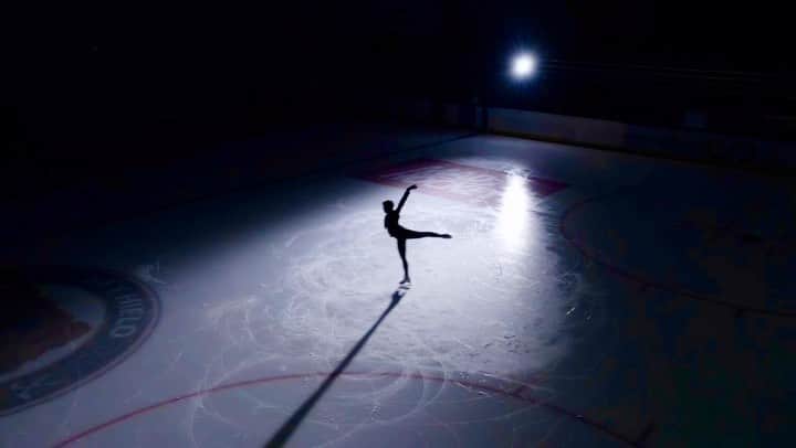サラ・ウルタドのインスタグラム：「Y tú, ¿Con qué disfrutas?   🤍⛸️  Pequeño clip de lo que se viene muy pronto gracias al genio @fjaudiovisual y todo su equipo 🎥  Yo ya sabía que @laneverapistadehielo era un sitio mágico, pero lo que me habéis regalado esta madrugada no tiene precio.」