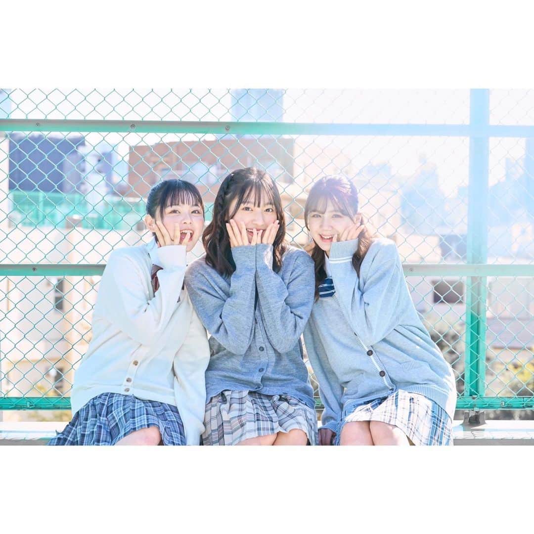 のインスタグラム：「・ 今回のカンコーの撮影は屋上だったの~ みみとありさちゃんとですっჱ̒ ｰ̀֊ｰ́ )♡ ・ 3人でカーディガン着てぎゅってなって撮るの可愛い💞💞 ・ ・  #カンコーショップ原宿 #カンコー委員会 #制服コーデ #なんちゃって制服 #JK #sjk #jkブランド #jkの素敵な思い出 #るねちょ #堀越琉音」