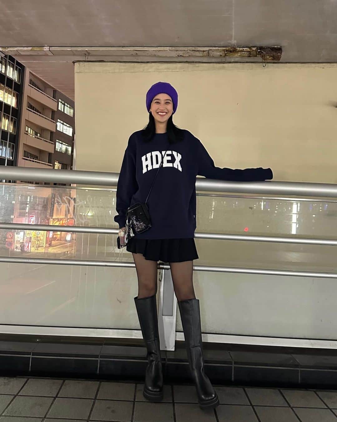 青野楓のインスタグラム：「🖤 ロングブーツ新調しました🫡 @amail_official  歩きやすいし形が素晴らしい🥺🖤  あとゆったりシルエットのスウェットが可愛いくてきっとこの冬たくさん着る💁‍♀️ @hdex__official @hdex_people_official のものです！  #kaede626style #outfit #hdex #hdx #エイチデックス #トレーニングウェア#ジム#韓国ファッション」