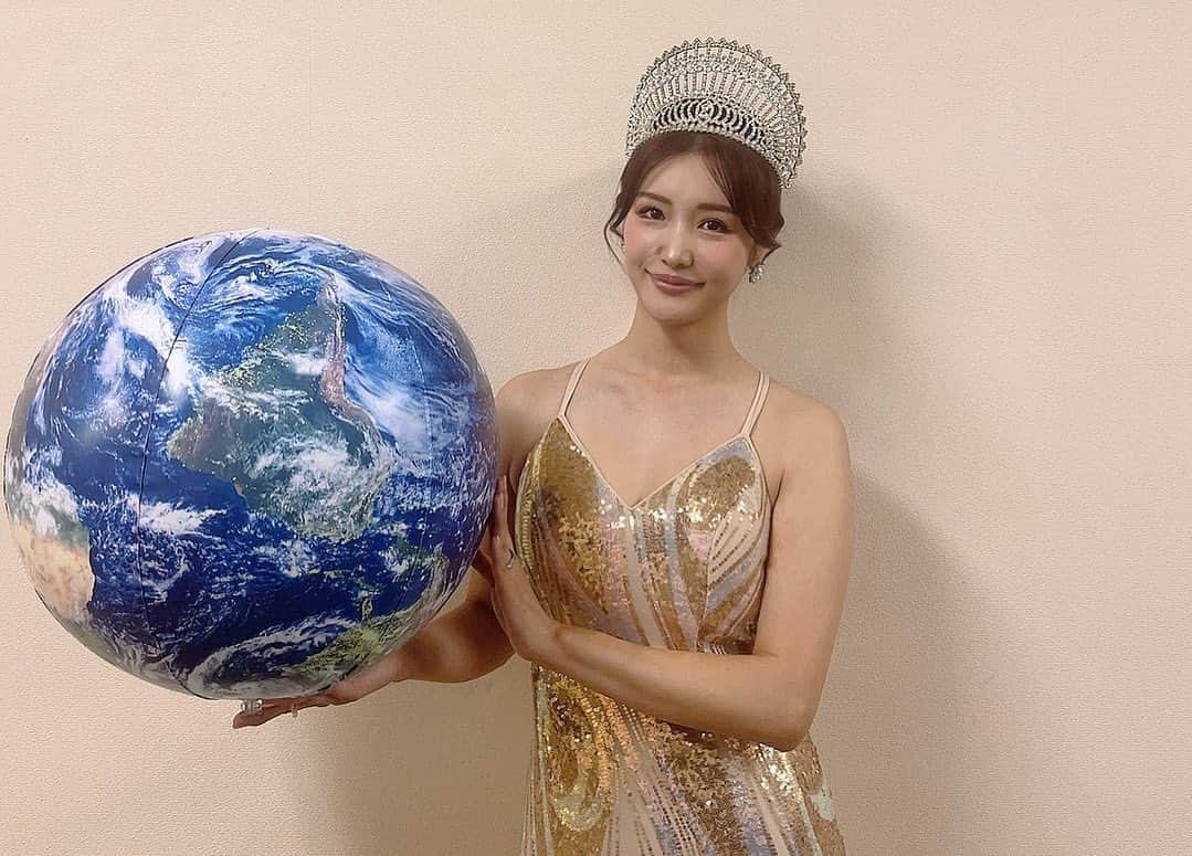 宇水遥佳さんのインスタグラム写真 - (宇水遥佳Instagram)「. Mrs SDGs  JAPAN 2022👑 . 先日11月13日に開催され、新たなグランプリが 誕生しました！北海道代表大山望さん、 おめでとうございます💓任期の一年間 頑張ってください✨自分のスマホであまりお写真 撮れなかったので、手元にあるお写真だけ載せています🥰 . 私は2021年グランプリとして、審査員の席で みなさんのパフォーマンスを見させていただきました。 . 【容姿】 お顔、スタイル、メイクやヘアメイクの魅せ方 ドレスの選び方、着こなし方 . 【ウォーキング】 ウォーキングの精度、ターンやポージング 姿勢、個性、表現力 . 【スピーチ】 内容、声量、話し方、表現力、リーダーシップ性 . 【観客数 チケット数】 影響力、発信力、ファンの数 . 等、たくさんの視点から私なりに全力で審査を させて頂きました。 ビューティーキャンプ期間中、たくさんのDMや ご連絡を頂きましたが、感情移入してしまい公平な 審査ができなくなると良くないと、お返しすることが できずに代わりに心の中でわかるよ、頑張れ！ と思っていました。 . 短いビューティーキャンプの中で、リハーサルや本番も たくさん不安や緊張があったと思います。私は去年の グランプリということで、本来であればみなさまの レッスンに関わったり口出しする立場ではないとは 思ったのですが、頑張っている皆さんを見て最高の パフォーマンスをしてほしい！という思いから勝手に 口出ししてしまいました。 もしかするとよく思われなかった方もいたかもなぁと そこは申し訳ありませんでした🙇🏻‍♀️ けれど、せっかく頑張っている皆さんが、後から後悔 したり悔いを残すことのないように大会に挑んで欲しくて 居ても立っても居られず色々とお話をさせて頂きました。 . そして当日、たくさん努力を重ねた皆さんの パフォーマンスは本当に美しく素晴らしくて 大会中ずっと涙を堪えていました。たくさんの勇気と 感動を頂き、ありがとうございました😭 . この大会が終わりではなく、この先に何をするかが 一番大切です。皆さんの思い描くSDGsが達成できるよう 達成の近道になるように過ごして頂けたらと思います。 私も引き続き自分にできることを続けていくので ファイナリストの皆さんやこれを見て頂いている フォロワーさんも身近なSDGsを広めていきましょう☺️ . 来年は東京開催されるMrs SDGs  JAPAN 2023✨ 応募者を募集致しますので、ご興味ある方ぜひ下記まで ご連絡ください🥰素晴らしい体験が必ずできます！！ . . @missconkyoukai  @yoshioikedamd  #ミスコン #ミセスコン #Mrssdgsjapan #sdgs #esg #日光アレルギー」11月16日 16時09分 - haruka._.usui