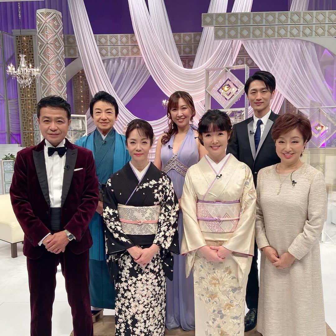 のインスタグラム：「本日22:00〜放送！ BSフジ「昭和歌謡パレード」 司会の中山秀征さん、三雲孝江さんとの会話のやり取りが柔らかくて 居心地が良くて 楽しい時間でした。  デビュー曲「女…ひとり旅」を 歌唱させて頂きました！  プライベート写真コーナーも お楽しみに😁  #田川寿美#BSフジ#昭和歌謡パレード#演歌#歌謡曲#女ひとり旅#プライベート#写真#お楽しみに#着物#Japanese#enka」
