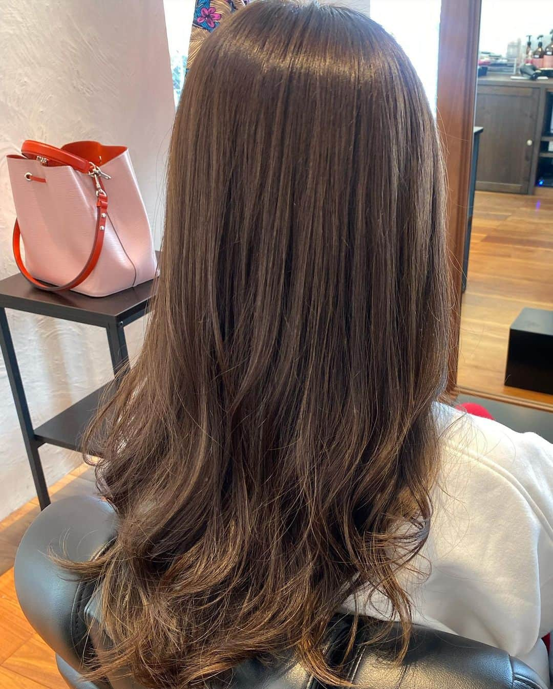 島谷ひとみさんのインスタグラム写真 - (島谷ひとみInstagram)「朝から美容院へ✂️  あーサッパリ‼️  ぺぺさん元気な赤ちゃん産んでくださいね🤱❤️❤️❤️❤️❤️  さてと、 歌いまーす♪  内心は...眠いです🥱💤w  頑張りまーす🎶  #美容院 #ヘアカット #レコーディング #島谷製作所 #島谷ひとみ」11月16日 17時03分 - shimatani_hitomi_official