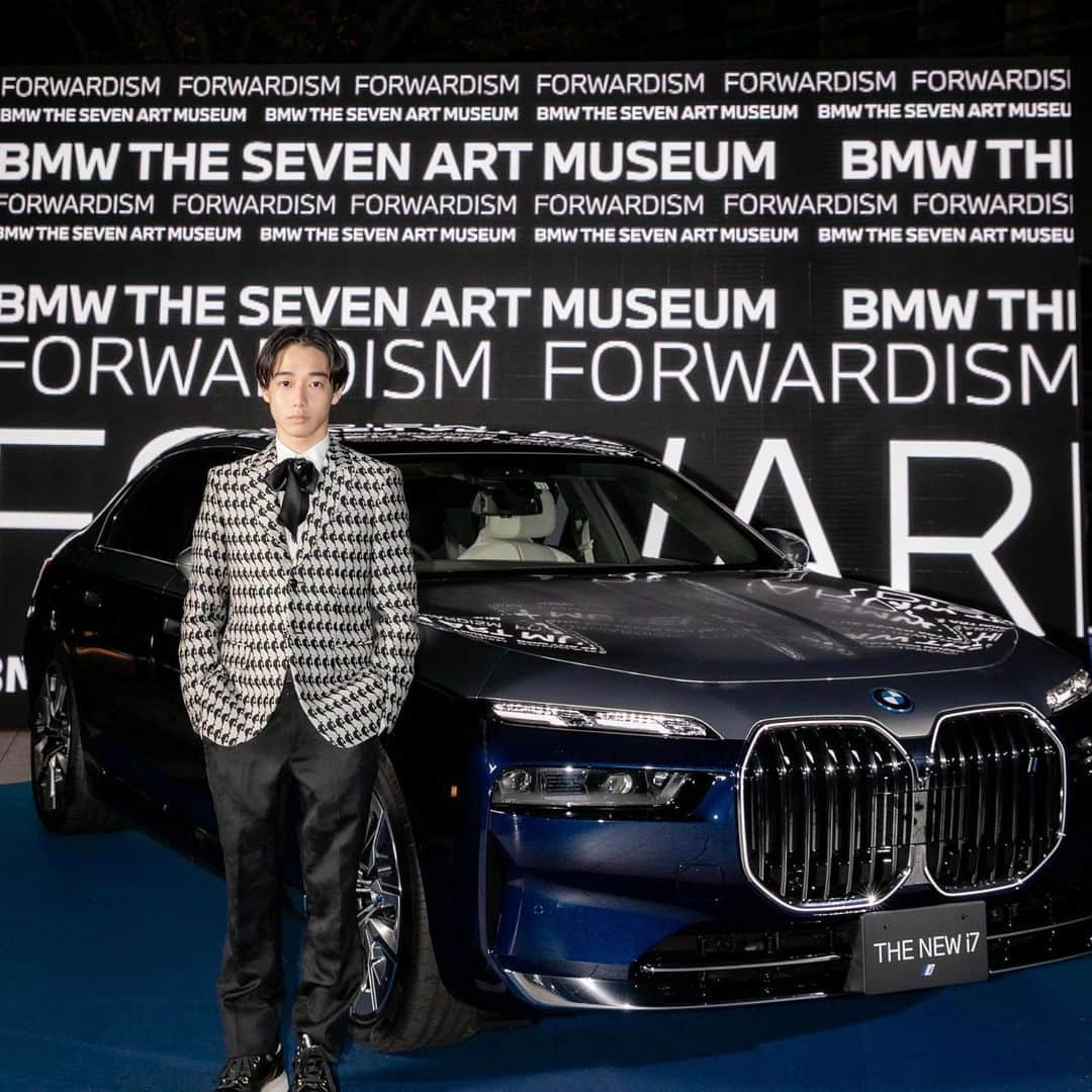 片岡千之助のインスタグラム：「昨日は、BMW 7シリーズの 発表会へ  重厚感とエレガントさが 大幅に加えられた7シリーズ に圧倒されました。  そして7年振りに @akimoto_kozue 姐さんに お会いできて、楽しい会でした。  (7シリーズだけに、、、)  #FORWARDISM #THESEVEN #THENEW7」