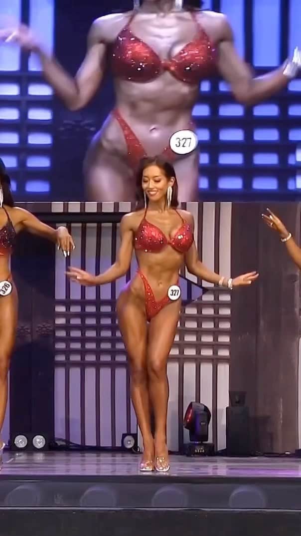 Azusaのインスタグラム：「IFBB World Championships 🏆　I-walk✨✨ ⁡ 世界選手権のアイウォーク🔥 進行の関係でフロントポーズしか見せられませんでしたが、それも良い思い出😆 ⁡ #workout#fitness#fitnessbikini#bikinifitness#fitnessmotivation#personaltrainer#fitgirl#筋トレ女子#パーソナルトレーナー#ボディメイク女子#ボディメイク」