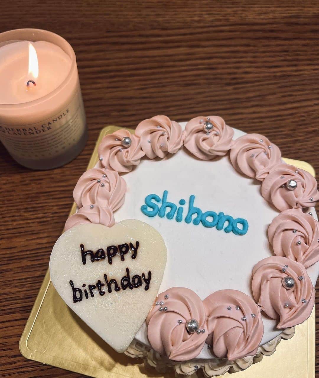伊藤しほ乃のインスタグラム：「🎂🎂🎂🎂  @cakewith_tokyo さんから めちゃ可愛いケーキが🥰🧁  好きなデザインにカスタムできるから、 誕生日やイベントごとにおすすめっ🧁  先週はたくさんのお祝いメッセージありがとうございました🫶  #cakewith#カスタムケーキ」