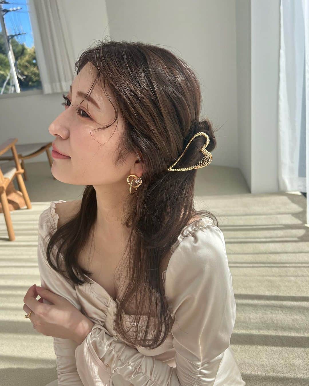 吉田朱里のインスタグラム：「@anchelion 昨日オープンしました✨ 発売直後から本当にたくさんの ご注文ありがとうございます💓 売り切れ商品も出てしまって 欲しいの買えなかった方すみません🥺🙏💧 . 再販も検討しておりますので 再販リクエスト機能使って下さいね！ . webの分は売り切れてしまってますが、ポップアップには並ぶ予定です！！ . 世の中にはたくさんの可愛い ブランドさんがあるので… anchelionは、少し珍しいデザインだったり、自分のときめく気持ちと 自分の好きに一直線にデザイン考えたり、セレクトしたりしてます❤️ それにたくさんの方が共感してくれて嬉しいです🤭 . これからはメイクだけじゃなく アクセサリーもみんなとお揃いだ❤️ . 金属アレルギーを起こしにくく 長く使えるもちのいい素材を使用し、お手頃な価格で買えるように こだわったので、是非この先のあなたの毎日に…anchelionもおともさせて下さいね💓 . あなたの毎日がより輝きますように✨ . 公式インスタのフォローも よろしくお願いします💖 @anchelion」