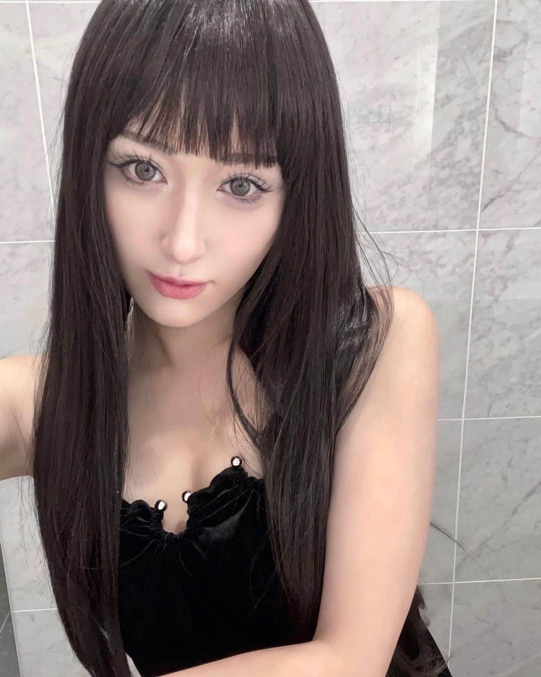 美咲あいりのインスタグラム：「_𝐸𝑌𝐸𝐿𝐴𝑆𝐻 🖤 ⁡ ⁡ ⁡ 久しぶりにマツエクくるん系デザイン🎵 ⁡ ⁡ ⁡ 私のSNS見ましたで 全てのメニューご新規様最安値 さらに！！初回他店オフ無料の 美容成分配合のコーティング仕上げ付き！ ⁡ Lien(リアン) 〒150-0043 東京都渋谷区道玄坂1-19-10J-1ビル5階 ☎︎03-6416-0316 ⁡ @hika.y6  #Eyelash #Lien #マツエク #FLANMY #GOMABAUM」