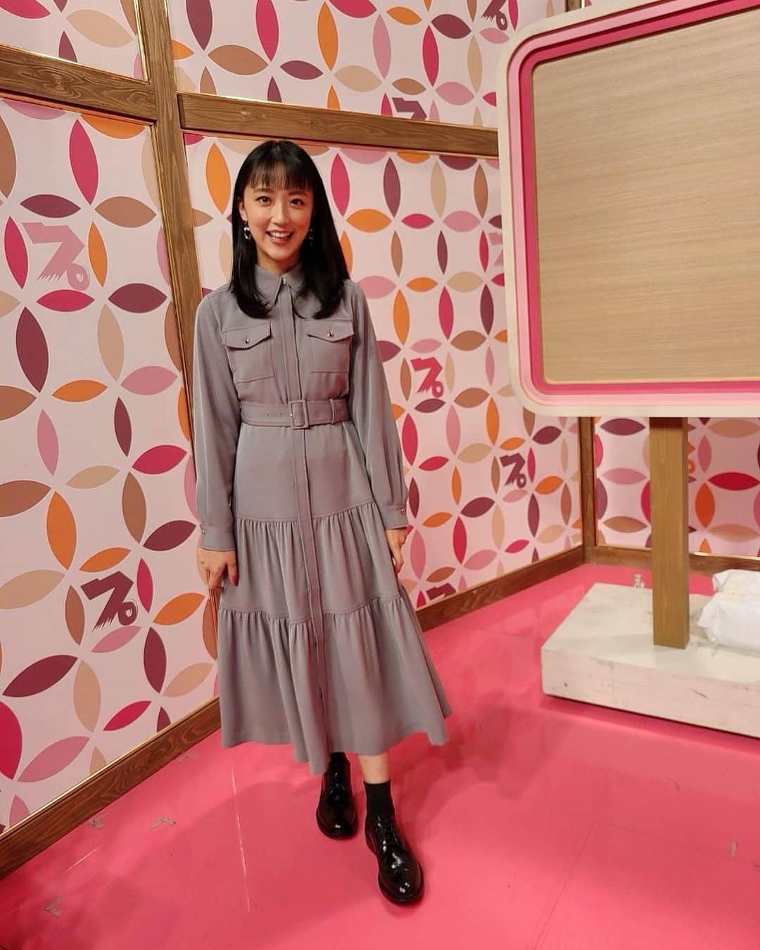 のインスタグラム：「明日11月17日（木）放送のTBS/MBS「プレバト！！」に出演しています。 夜7:00から！ 今回は色鉛筆に挑戦してきました。 頑張りました！ぜひご覧ください^ ^  衣装 @grace_continental.div  #プレバト #ヨシエのコクチ #色鉛筆」