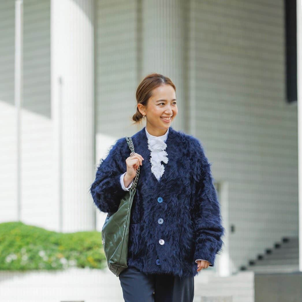 外村久美子さんのインスタグラム写真 - (外村久美子Instagram)「・ 今月のVERY📖 〝寒がり母さん〟代表で色々もこ村しています🐏 防寒してても華やかに見せたい✨  ブラウスはこの春のshirocon🌼  #VERY12月号 #yori_japan  #パンジードレスブラウス」11月16日 10時20分 - kummy153