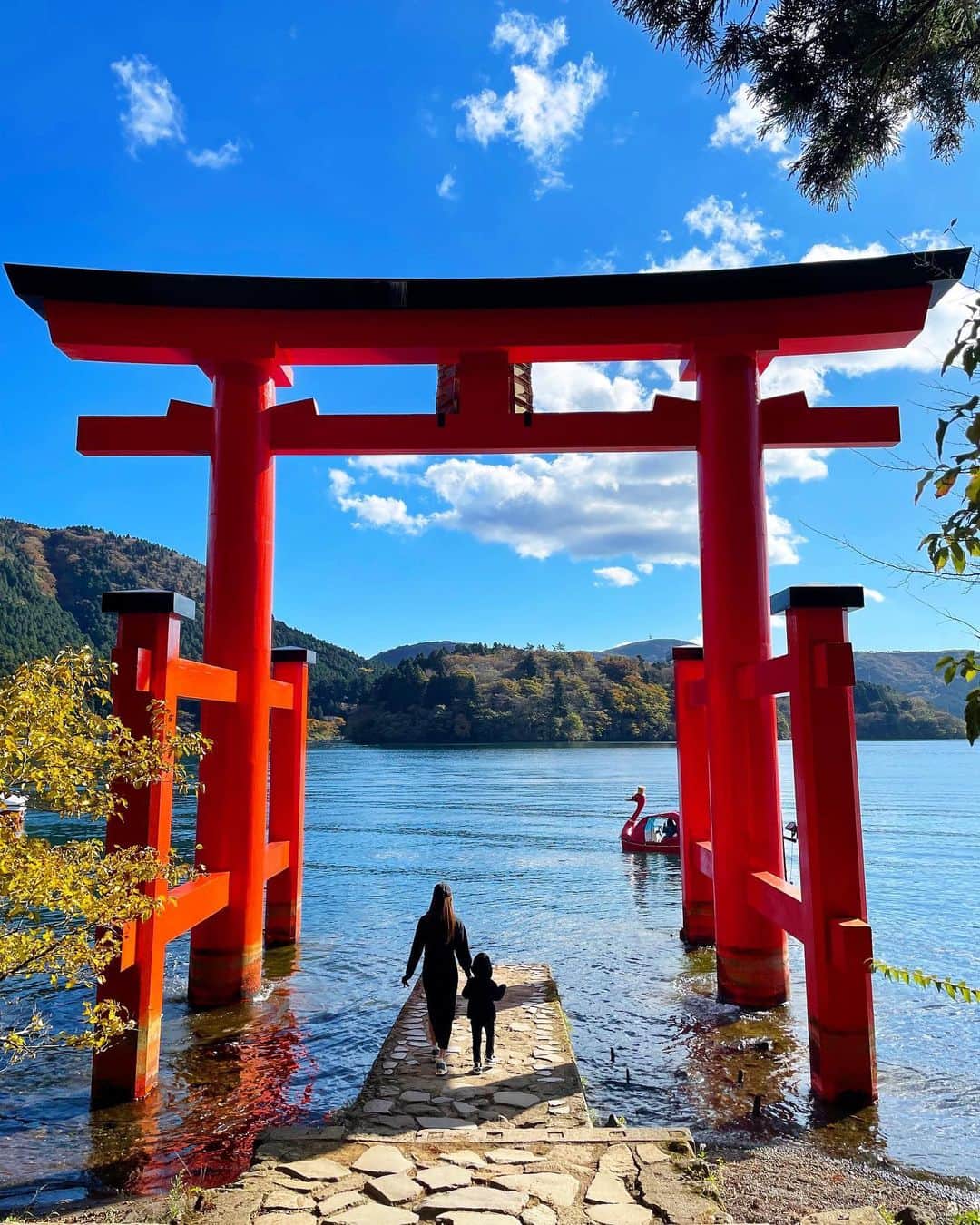 神咲れんのインスタグラム：「.  11月1日、32歳になりました🤍  誕生日当日は息子と初めての2人温泉旅行へ 付き合ってもらいました♨️🐒  ゆっくりのんびり二人の時間を過ごせて楽しかったなあ💓💭 これからもたくさん思い出作っていこうね！  そしてお祝いしていただいた方、 ありがとうございました🙇‍♀️✨✨  これから出勤も減りますが 今後ともよろしくお願いします！  追伸、これ撮るのに50分並んだんだけど。。  #箱根旅行 #子連れ旅行  #温泉 #箱根 #男の子ママ  #hakone #boymama #japan #birthday」