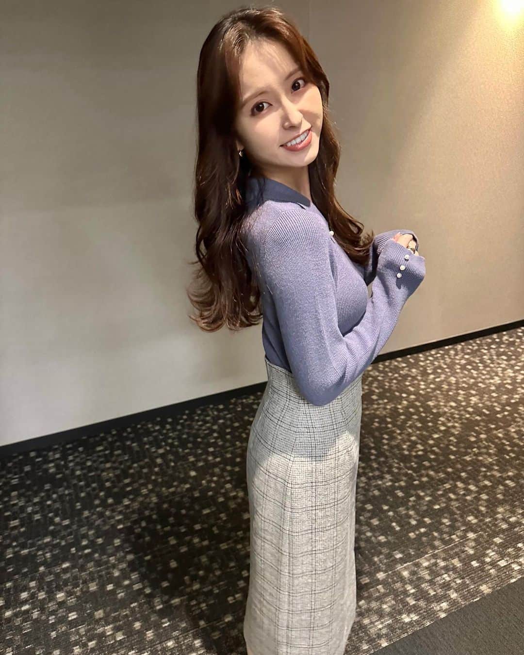 角谷暁子のインスタグラム：「アナウンス部の外の廊下で深夜に後輩の池ちゃん @miyu_iketani が撮ってくれました。池ちゃんありがとう🫐🫐 今夜もWBSご覧ください！」