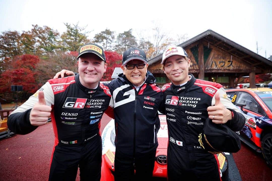 豊田章男さんのインスタグラム写真 - (豊田章男Instagram)「. この週末、TOYOTA GAZOO Racingの2つの世界戦が終わりました。WEC最終戦でドライバーズ、マニュファクチャラー両タイトルが決まり、WEC・WRCで5つのタイトルを獲得できました。ファンの皆さま、本当にありがとうございました！  日本では12年ぶりのラリージャパンでした。トヨタにとって初の日本でのWRCです。母国の道で地元ドライバーが走るラリーに心の底から感動しています。  WRCは世界のファンが見ています。色づく木々に感じる秋の空気、日本らしい街並み、小さいクルマを育んだ独特の狭い道など、我々が誇りに思う“ジャパンオリジナル”を世界の多くの人に見ていただけたと思います。  逆にチームメンバーからは「白いガードレールがユニークだ。あれが日本らしい景色だよ」と言われ、我々が気づいていない“ジャパンオリジナル”がまだまだあることにも気付かされました。  日本の良さを改めて知り、知ってもらえるラリージャパンは、これからもずっと続いていってほしいと思います。  最後に貴元、地元での表彰台おめでとう！ ありがとう！ 貴元が表彰台に立ち、多くの人に祝福されている姿に感動しました。  ですが、一緒に表彰台に立つという私の夢はまだ叶っていません。そんなモリゾウの夢を叶えるためにも、また明日から頑張ってほしいと思います。  Over the weekend, two of TOYOTA GAZOO Racing’s world championship seasons came to a close. In the WEC, we clinched both the drivers' and manufacturers' titles in the final round, giving us five titles in total between the WEC and WRC. A huge thank you to all the fans!   Rally Japan made its return after 12 years, marking Toyota’s first WRC event on our native soil. It was deeply moving to see the local drivers race on the roads of their home country.   Fans around the world watch the WRC. Many people had a chance to see the things we are proud of as uniquely Japanese, from the changing autumn leaves, the uniquely Japanese cityscape, to the distinctive narrow streets that helped create compact cars.   At the same time, when a team member pointed out that the white guardrails are a unique part of Japanese scenery, I realized there are still many things that we are not even aware of as “Japanese originals.”   I hope Rally Japan will continue for many years to come, showcasing Japan to the world and helping us see our country in a new light.   Finally, congratulations Takamoto on your hometown podium finish! Thank you! It was wonderful to see so many people celebrating your success.   Sadly, my dream of joining him on the podium will have to wait. From tomorrow, we’ll be back at it again, working to make Morizo’s dream come true.  #WRC #ラリージャパン2022 #WEC #FIA世界耐久選手権 #TOYOTAGAZOORacing」11月16日 11時40分 - akiotoyoda_official