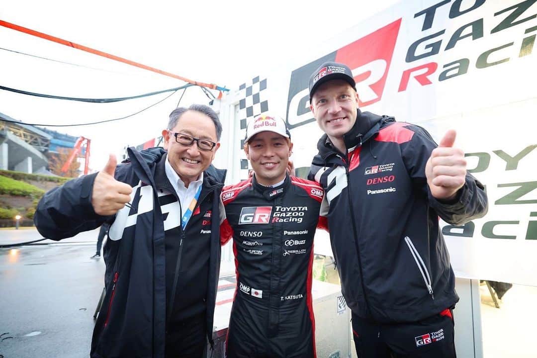 豊田章男のインスタグラム：「. この週末、TOYOTA GAZOO Racingの2つの世界戦が終わりました。WEC最終戦でドライバーズ、マニュファクチャラー両タイトルが決まり、WEC・WRCで5つのタイトルを獲得できました。ファンの皆さま、本当にありがとうございました！  日本では12年ぶりのラリージャパンでした。トヨタにとって初の日本でのWRCです。母国の道で地元ドライバーが走るラリーに心の底から感動しています。  WRCは世界のファンが見ています。色づく木々に感じる秋の空気、日本らしい街並み、小さいクルマを育んだ独特の狭い道など、我々が誇りに思う“ジャパンオリジナル”を世界の多くの人に見ていただけたと思います。  逆にチームメンバーからは「白いガードレールがユニークだ。あれが日本らしい景色だよ」と言われ、我々が気づいていない“ジャパンオリジナル”がまだまだあることにも気付かされました。  日本の良さを改めて知り、知ってもらえるラリージャパンは、これからもずっと続いていってほしいと思います。  最後に貴元、地元での表彰台おめでとう！ ありがとう！ 貴元が表彰台に立ち、多くの人に祝福されている姿に感動しました。  ですが、一緒に表彰台に立つという私の夢はまだ叶っていません。そんなモリゾウの夢を叶えるためにも、また明日から頑張ってほしいと思います。  Over the weekend, two of TOYOTA GAZOO Racing’s world championship seasons came to a close. In the WEC, we clinched both the drivers' and manufacturers' titles in the final round, giving us five titles in total between the WEC and WRC. A huge thank you to all the fans!   Rally Japan made its return after 12 years, marking Toyota’s first WRC event on our native soil. It was deeply moving to see the local drivers race on the roads of their home country.   Fans around the world watch the WRC. Many people had a chance to see the things we are proud of as uniquely Japanese, from the changing autumn leaves, the uniquely Japanese cityscape, to the distinctive narrow streets that helped create compact cars.   At the same time, when a team member pointed out that the white guardrails are a unique part of Japanese scenery, I realized there are still many things that we are not even aware of as “Japanese originals.”   I hope Rally Japan will continue for many years to come, showcasing Japan to the world and helping us see our country in a new light.   Finally, congratulations Takamoto on your hometown podium finish! Thank you! It was wonderful to see so many people celebrating your success.   Sadly, my dream of joining him on the podium will have to wait. From tomorrow, we’ll be back at it again, working to make Morizo’s dream come true.  #WRC #ラリージャパン2022 #WEC #FIA世界耐久選手権 #TOYOTAGAZOORacing」