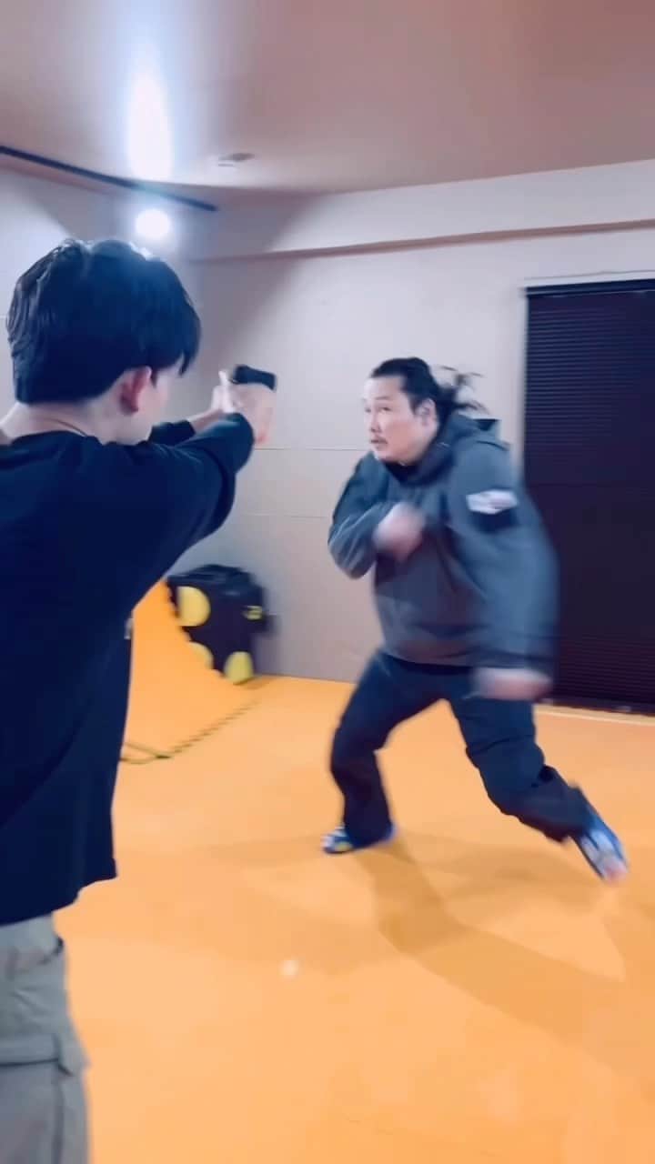 坂口拓のインスタグラム：「Gun disarming techniques with lightning speed⚡️  #坂口拓 #侍 #taksakaguchi #tak #reborn #crazysamuraimusashi  #versus #disarm #samurai #action #actor #sakaguchitak #movie #lightningdisarm」