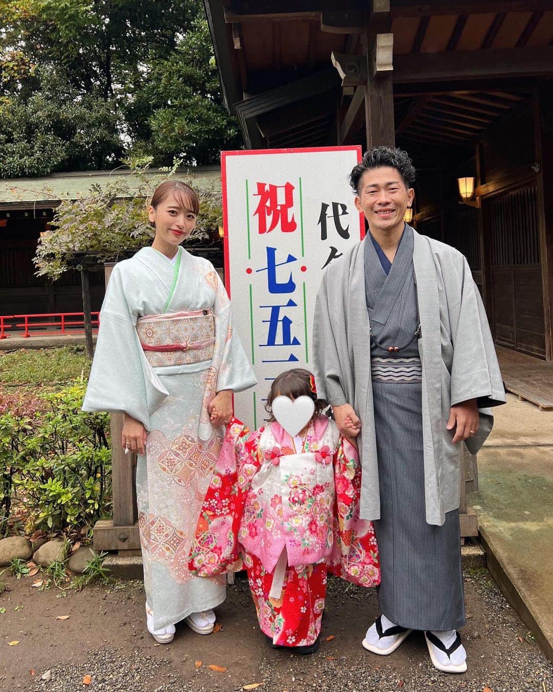 近藤千尋のインスタグラム：「次女の七五三をしてきました💕 もう七五三なんて早すぎる。。。 この前長女の七五三撮った気がしたのに🥹笑  写真撮影と取材とお宮参りを 同じ日にしたんですが、、 相当カオスでした🙋🏻‍♀️笑❤️❤️ スタッフさんに助けられながら 子供達の機嫌をとりながら、、、笑  くったくたになりましたが、 撮ってよかったと思える写真が たくさん撮れました💓🥰  千歳飴をもらってご機嫌❤️  小さな後ろ姿はまだまだ赤ちゃんで 何度も抱きしめたくなりました💕☺️」