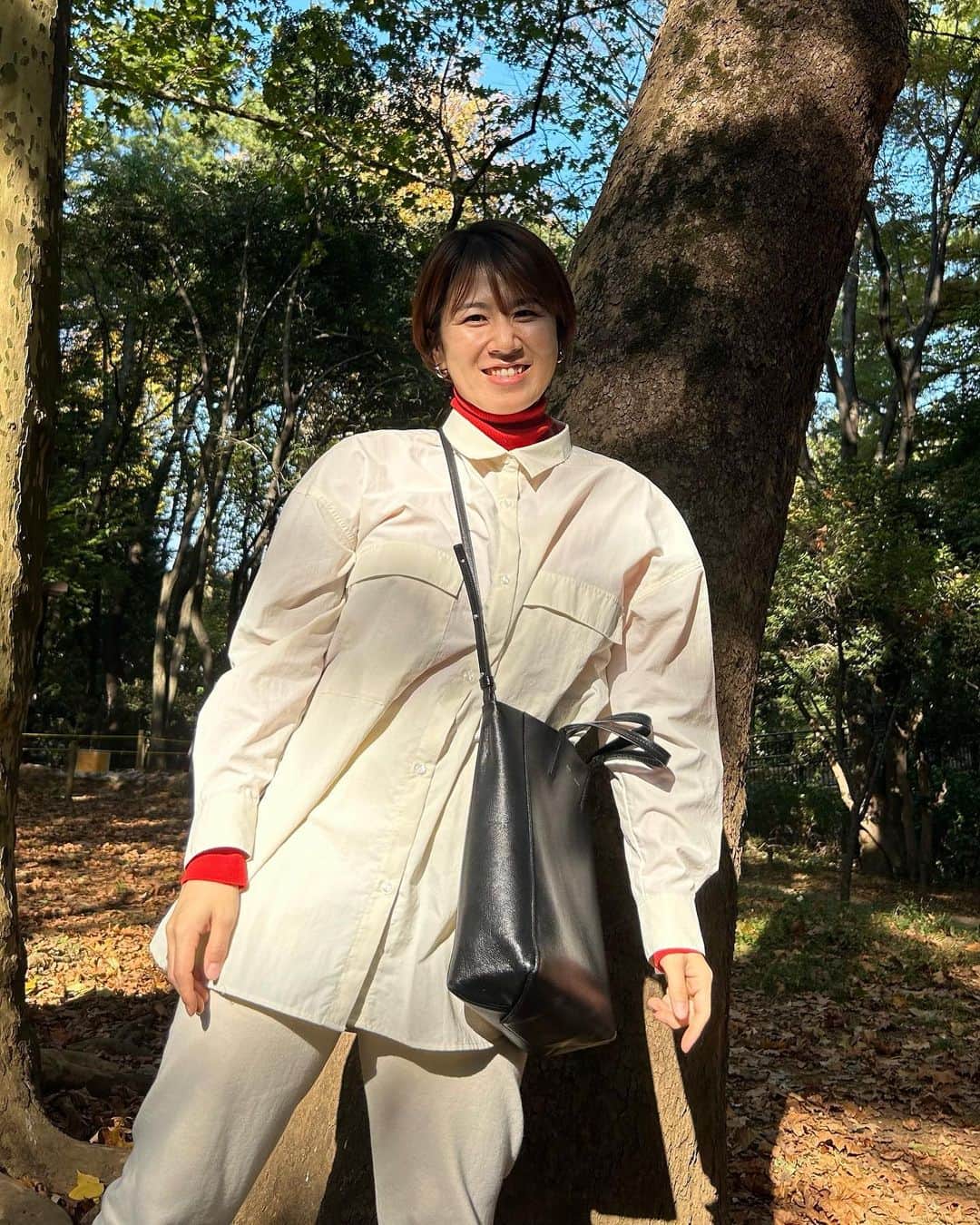 のインスタグラム：「・ ・ UNIQLOコーデ👚 ・ ヒートテックの赤のインナーと スウェットはUNIQLO☺️🫶 ・ 赤のインナーって可愛いね💕 ・ ヘビロテしよっと🤭 ・ ・ #uniqlo #uniqloコーデ #お散歩コーデ #ユニジョ #スタイルバイミー」