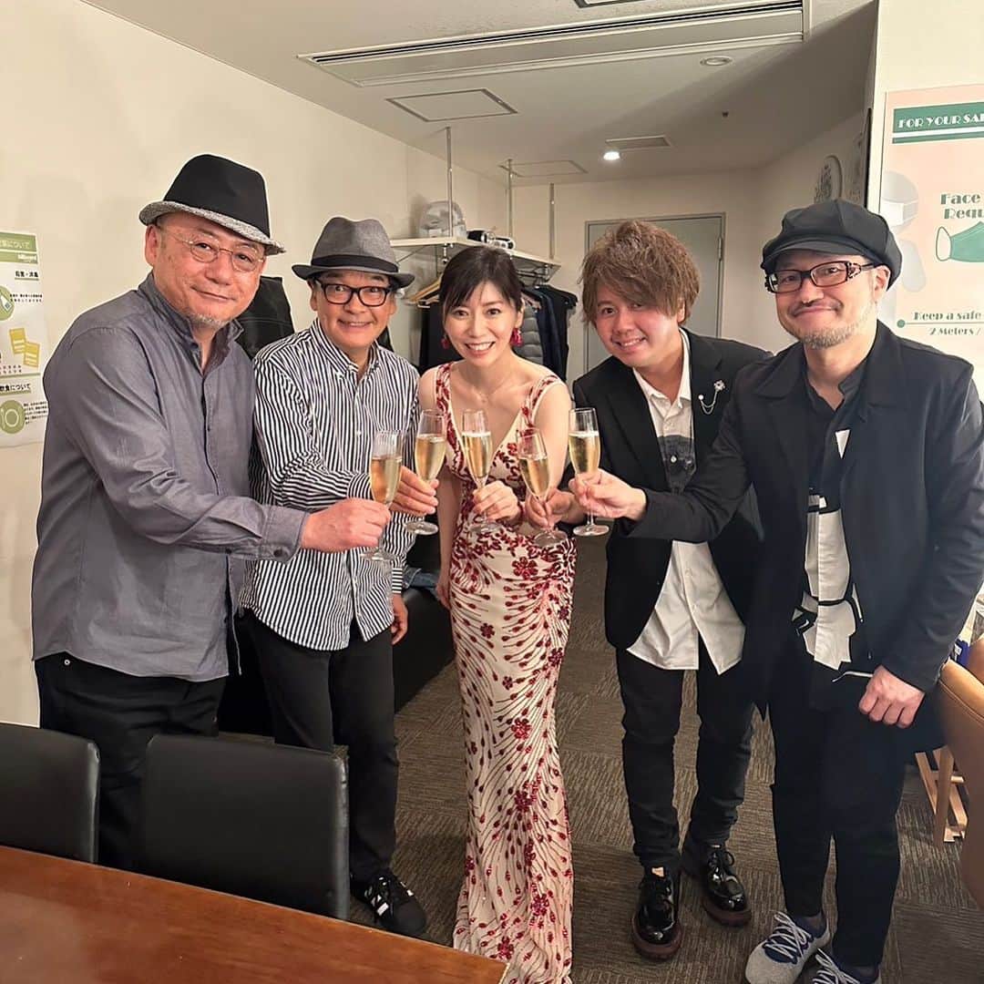 松原秀樹のインスタグラム：「柴田淳ちゃんのビルボードツアー、昨晩の大阪で無事終了致しました。 お越し頂いたお客さま、ありがとうございました。 淳ちゃんの素晴らしい唄と曲とバンドメンバーの演奏を味わいながら演奏させて頂きました。 凄く楽しかったです。  またいつかお会いできますように。😊🎶🎶😁」