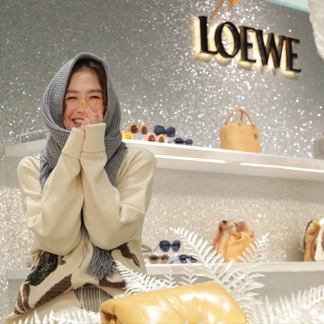 のインスタグラム：「こんにちは… 東京は気持ちよいお天気。  朝から洗濯も掃除も終わらせて、本日私はシンデレラに…🤣  新宿伊勢丹で開催されてるロエベのホリデーポップアップ！  久しぶりのハイブランドは刺激的でした。 ここ数年、高価なものに縁がなく、縁がないと言うよりは、あえて…ですが、 コロナ禍を経験し、必要なものの選択を知らず知らずにしていたら、無くなってました。🤣  若い頃はブランドに包まれてないと不安な時期もありました。 ブランドバックが私を一段階上級にしてくれたりもしました。 だけど、最近、レジ袋でも、自信あるやん！と気付けた53歳。笑  遅咲きですが、今生きてます。  でも、でも、やっぱり、いいものに久しぶりに触れたら、なんだろ。 なんか、心踊っちゃいました。🤣  凄い力！  そんな思いも私だけではない気がしてます。  もしタイミングがあれば、  伊勢丹新宿 本館1階 ザ・ステージ　11月16日(水) - 11月22日(火) 10:00 - 20:00  覗いてみてください。  私の残り香があるかもです。 要らないか。🤣  #ロエベ #LOEWE #LOEWESS23 @LOEWE」
