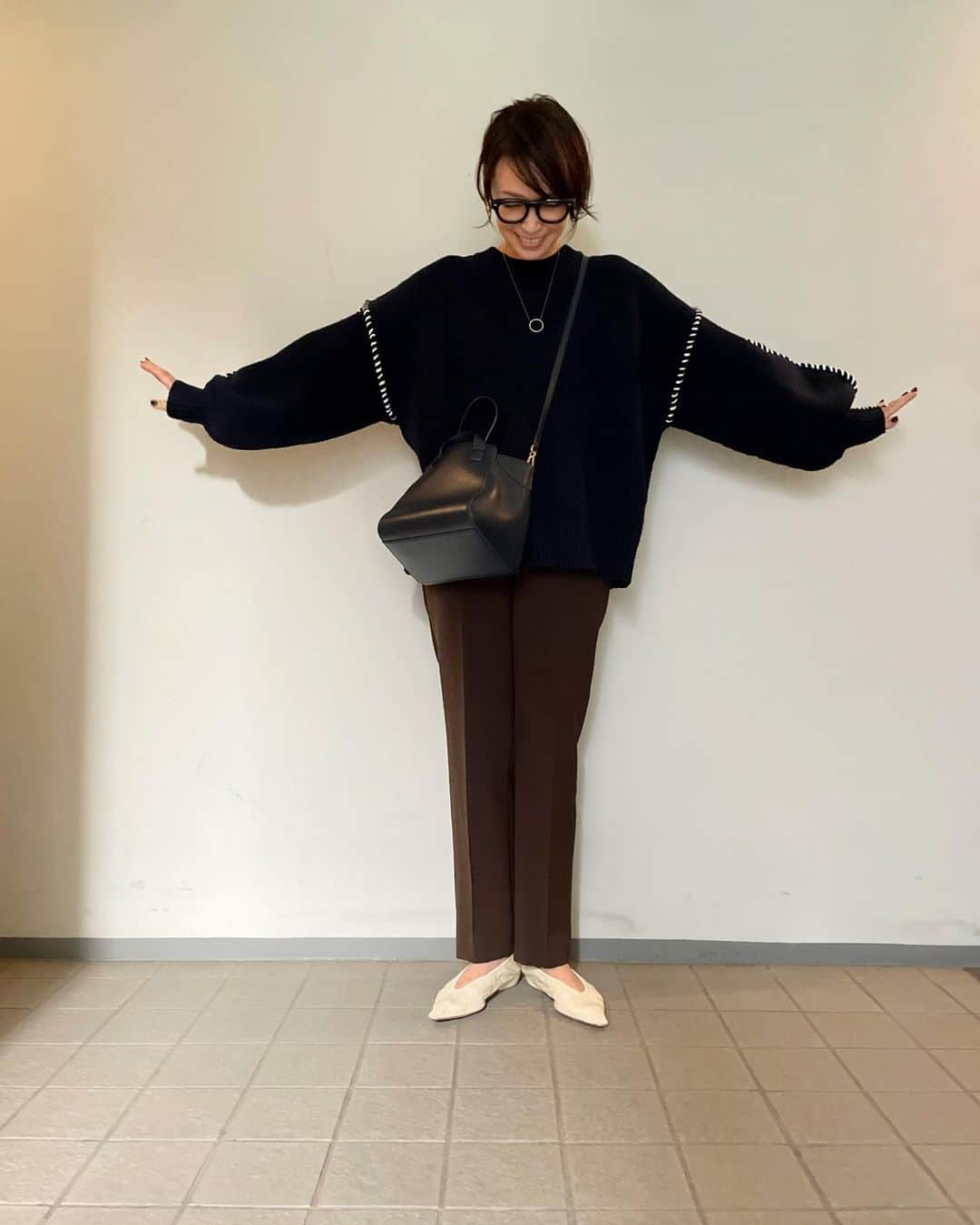 辺見えみりさんのインスタグラム写真 - (辺見えみりInstagram)「このknit🧶ばっかり着てる…  @outersunset_official   pin tuck pants hand stitch volume sleeve knit @newbottega のshoes @loewe のbag  3枚目は着地のポーズ😅  #outersunset_official  #アウターサンセット #bottegaveneta  #loewe」11月16日 12時43分 - emiri_hemmi